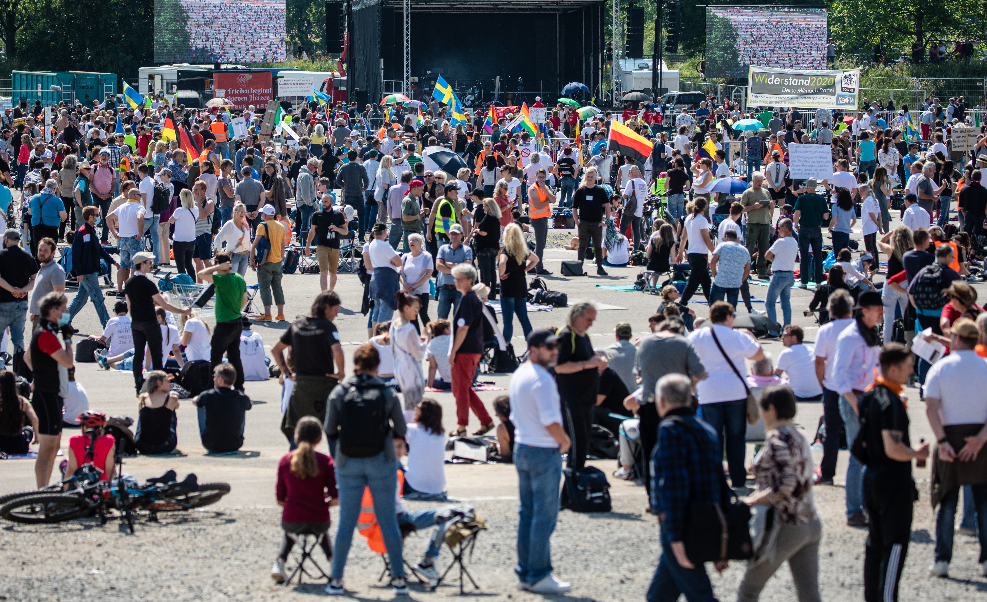 Demonstranten während der Demonstration gegen die Corona-Maßnahmen in Stuttgart