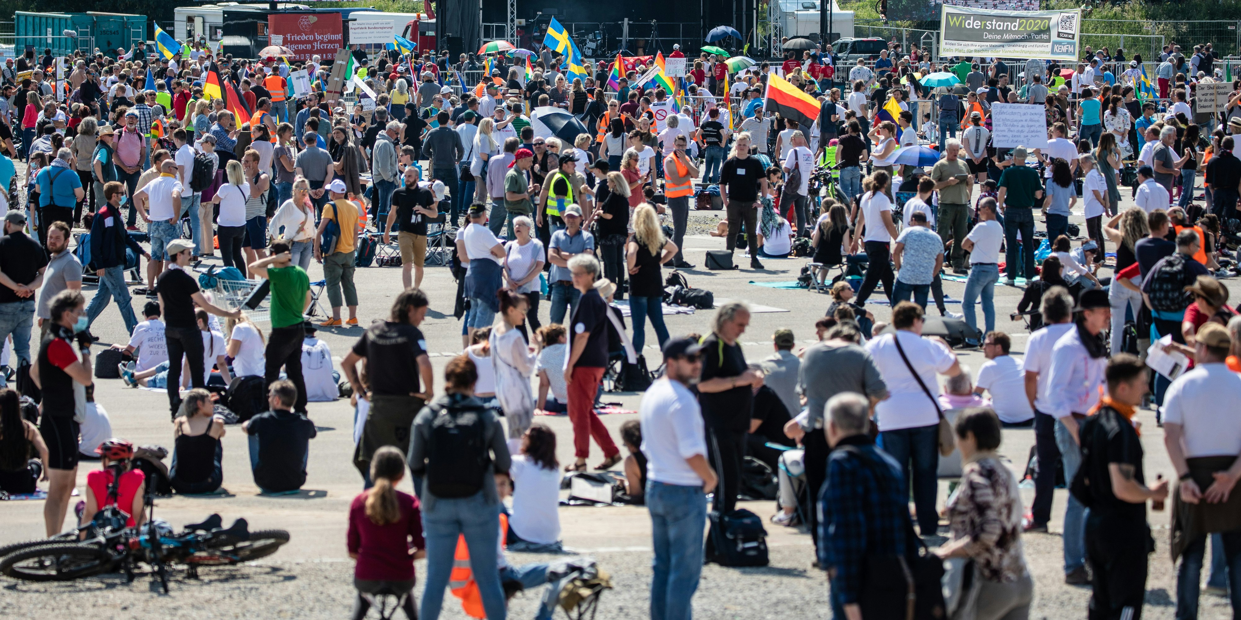 Demonstranten während der Demonstration gegen die Corona-Maßnahmen in Stuttgart, Deutschland.