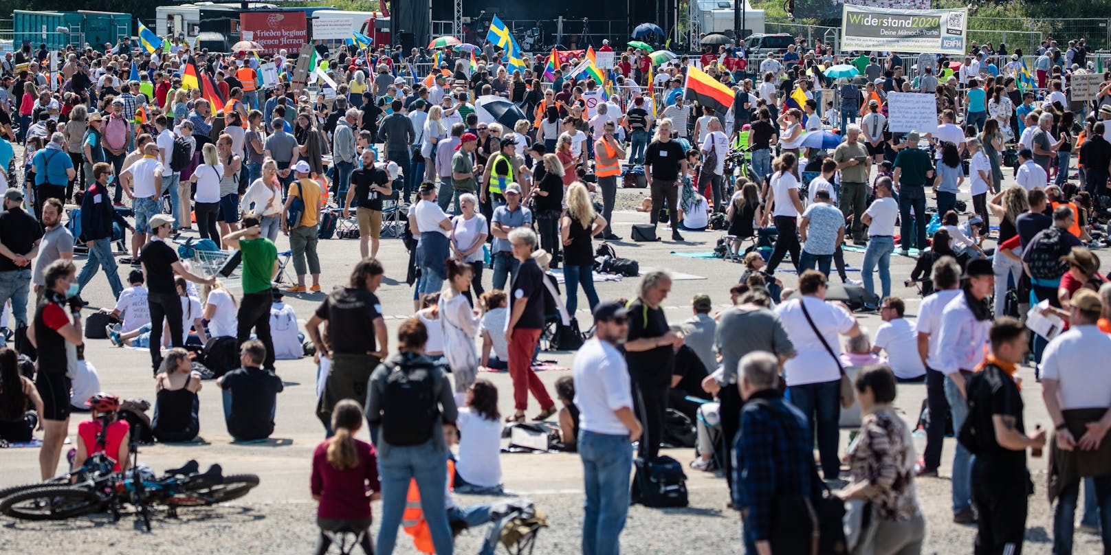 Demonstranten während der Demonstration gegen die Corona-Maßnahmen in Stuttgart