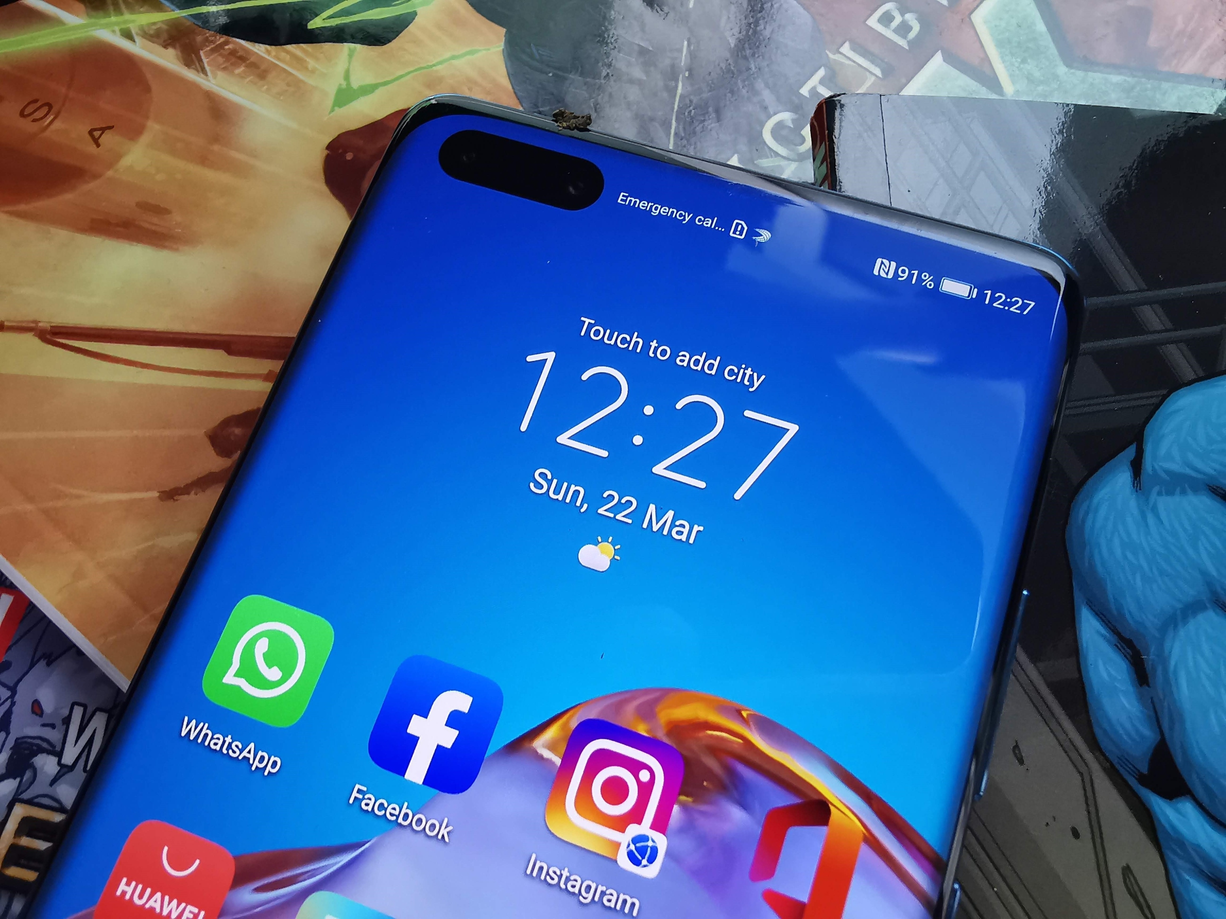 Auffällig ist das neue Bildschirm-Design: Statt des Tropfen-Notch mit einer Kamera beim P30 Pro gibt es nun in der linken oberen Ecke eine Ausnehmung mit der Selfie-Kamera und dem Tiefensensor.