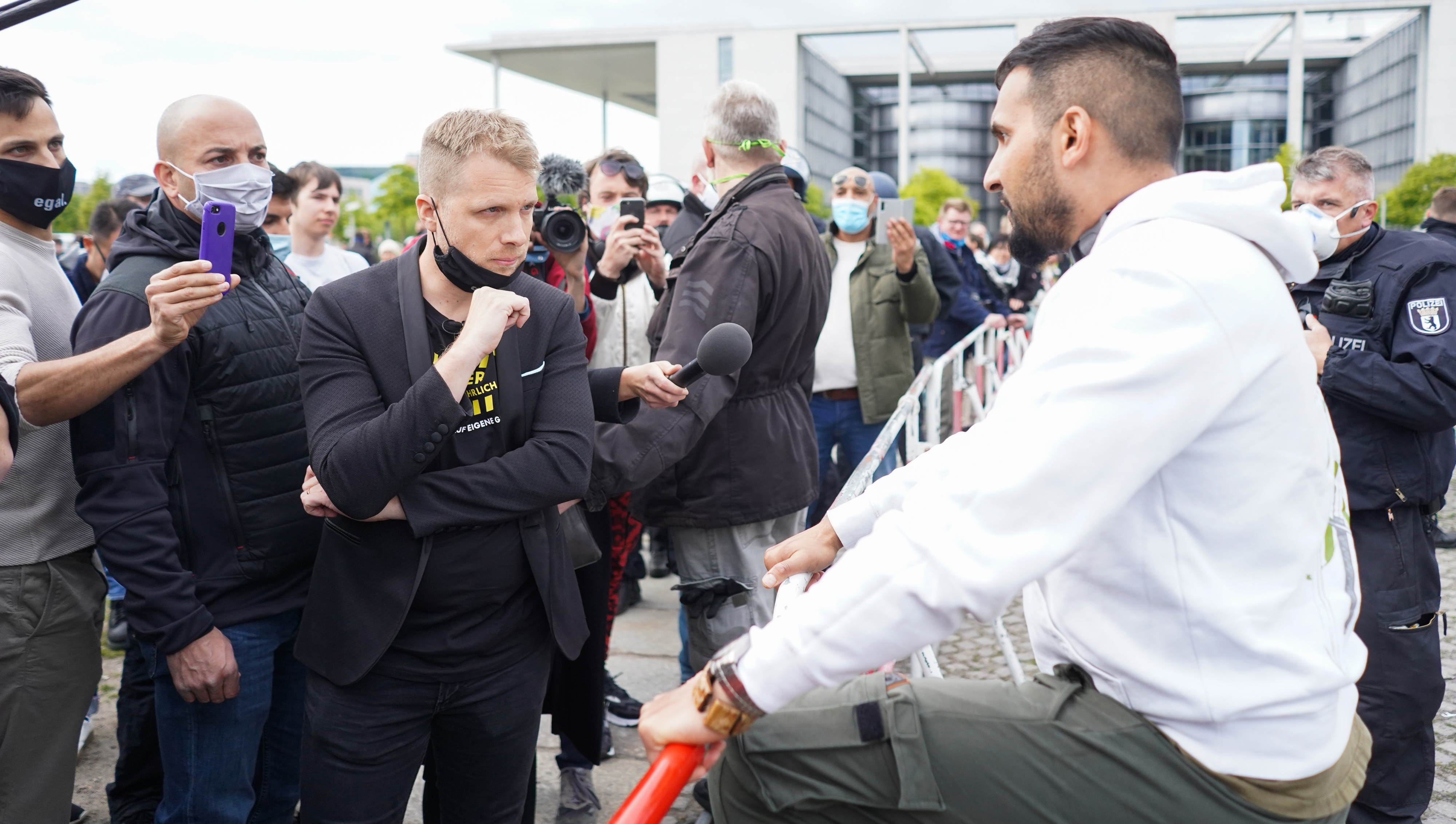 TV-Entertainer <strong>Oliver Pocher</strong> (3.v.li.) trifft bei einer Demonstration in Berlin auf Verschwörungstheoretiker <strong>Attila Hildmann</strong> (re.).