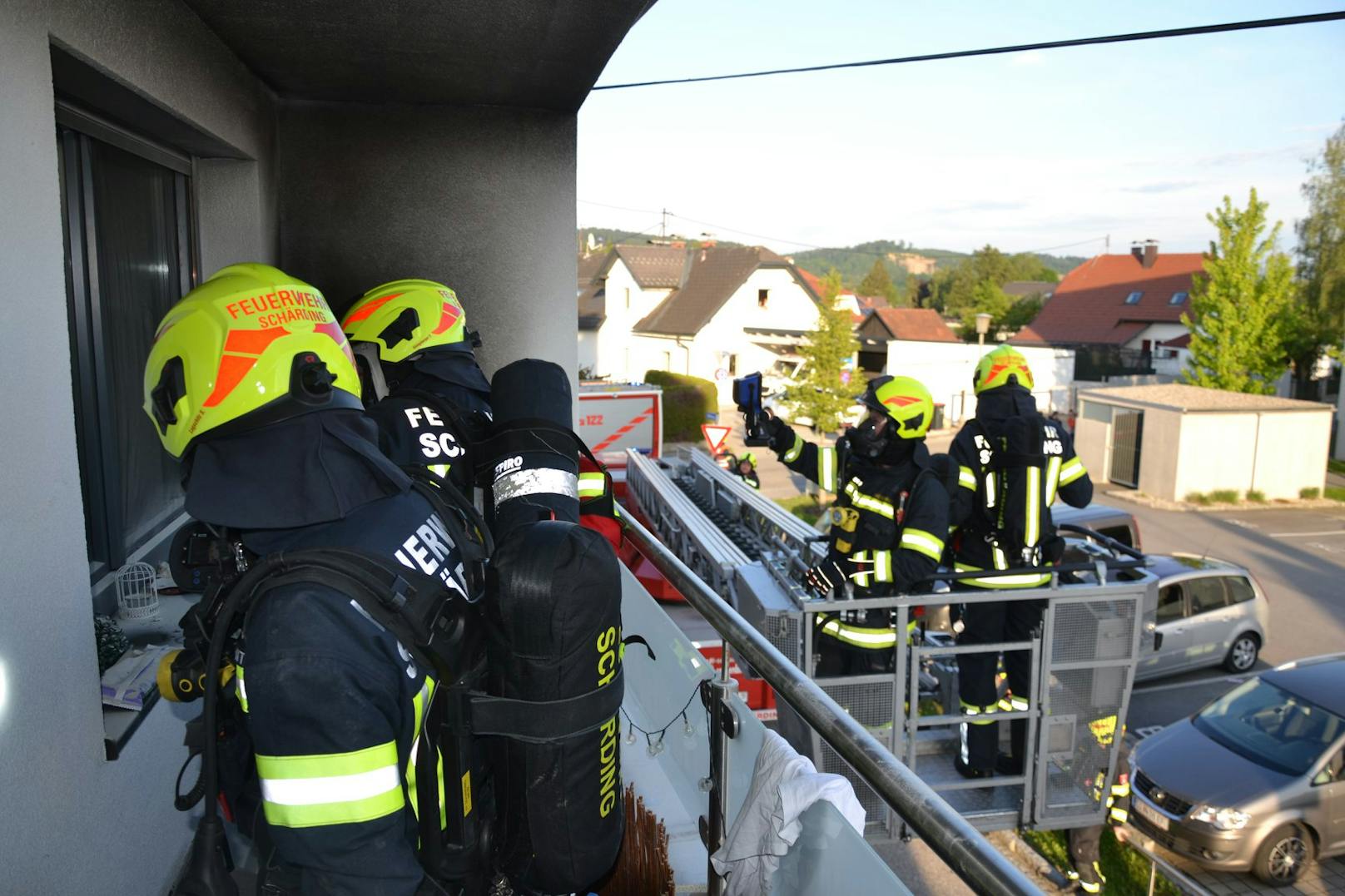 Über eine Drehleiter verschafften sich die Feuerwehrmänner Zutritt zum Balkon.