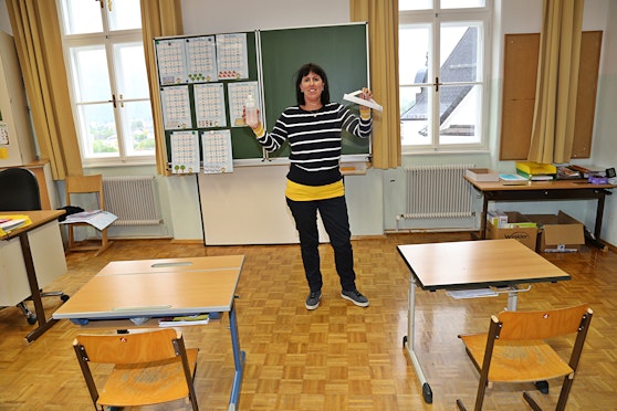 Schulstart auch in der Volksschule Ebensee mit Desinfektionsmittel und Schutzschild für die Lehrer