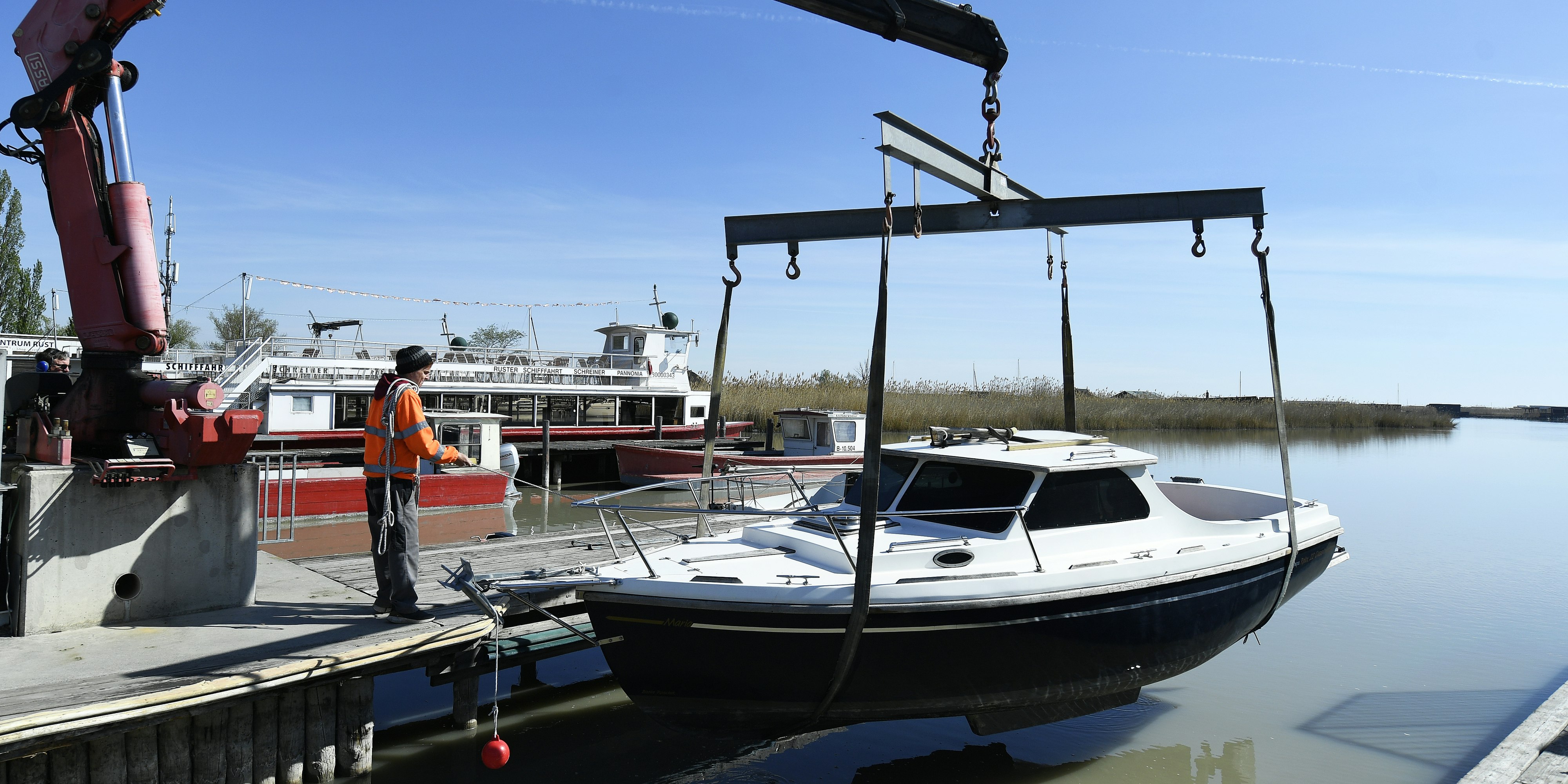 Wenig Wasser. Viele Boote haben Schwierigkeiten, den Hafen zu verlassen.
