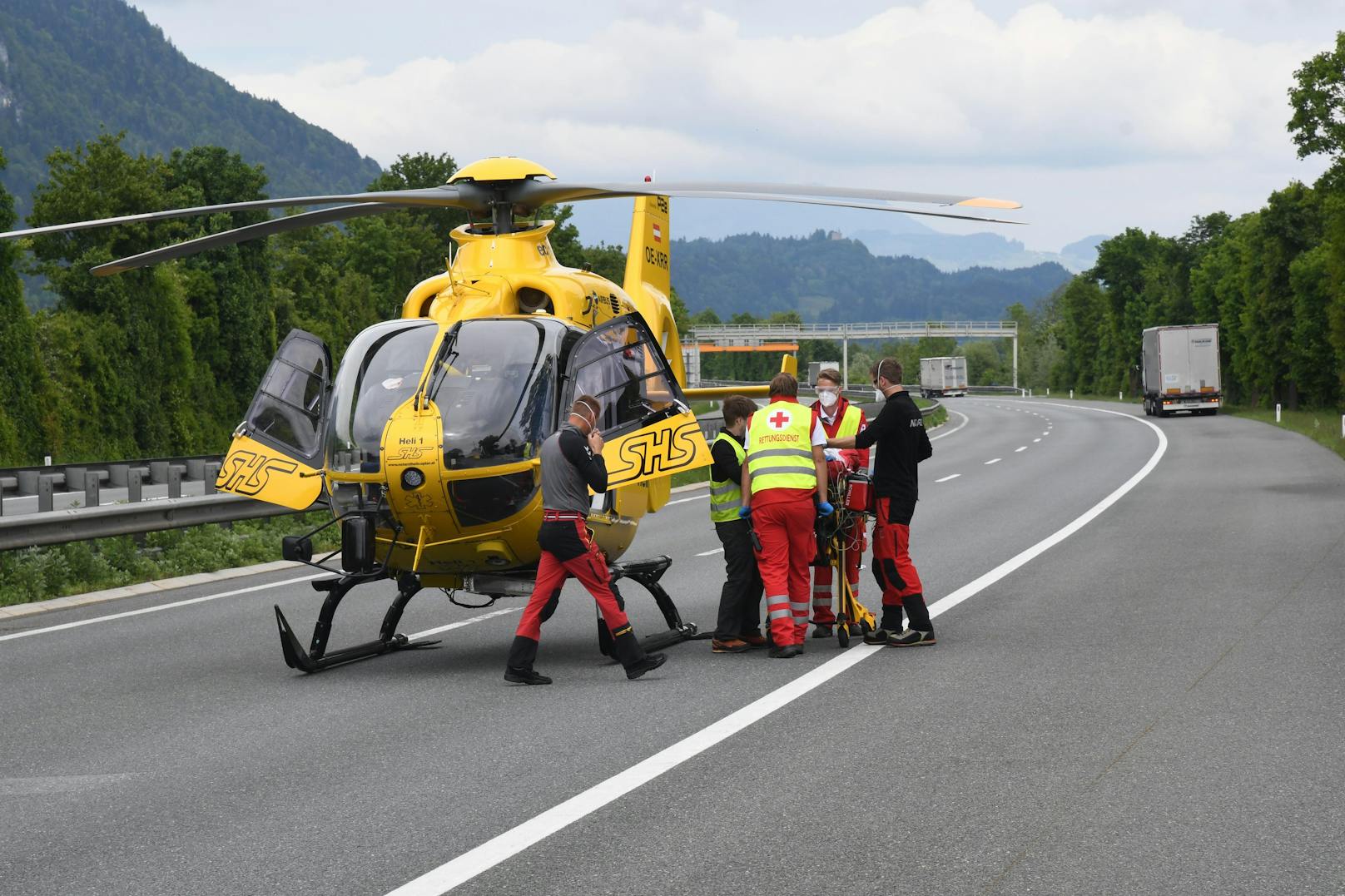 Dabei erlitt der Beifahrer, ein 29-jähriger Bosnier, tödliche Verletzungen. Der Lenker wurde mit Verletzungen unbestimmten Grades von der Rettung in das Krankenhaus Kufstein eingeliefert.