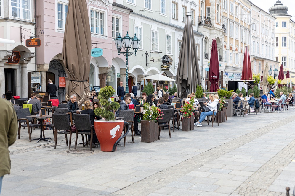Auch nach den Öffnungen in der Gastro bleiben die Zahlen der täglichen Neuinfektionen gegenwärtig auf einem niedrigen Niveau.&nbsp;