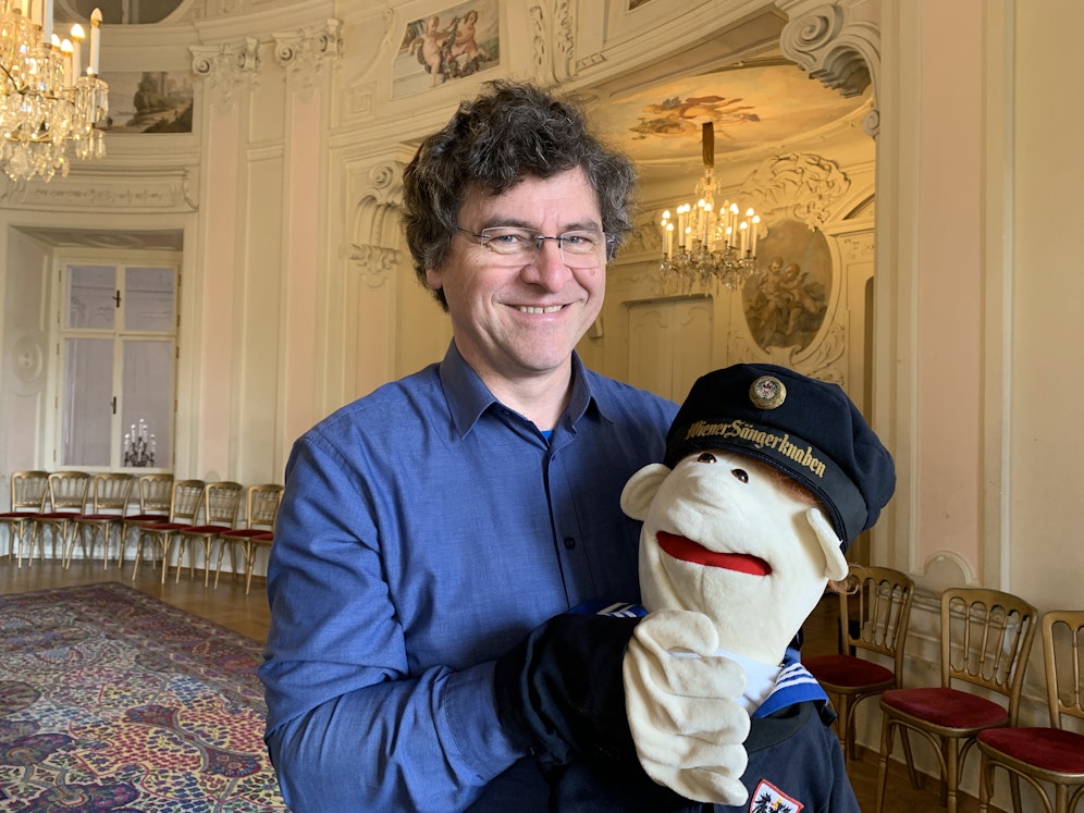 Sängerknaben-Präsident Gerald Wirth und Maskottchen Toni.