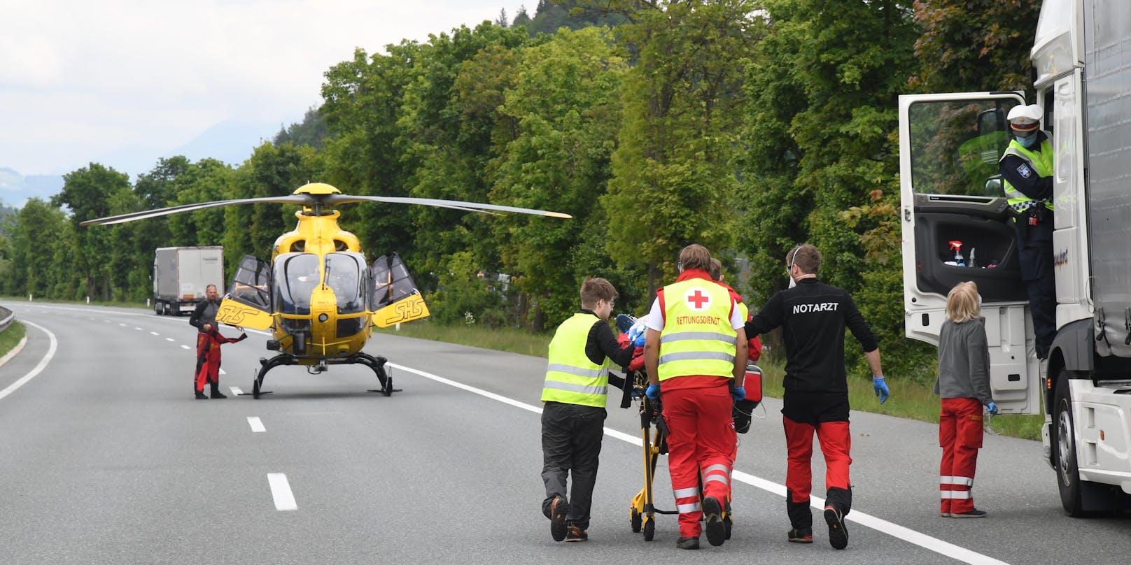 Der Lenker wurde mit Verletzungen unbestimmten Grades von der Rettung in das Krankenhaus Kufstein eingeliefert