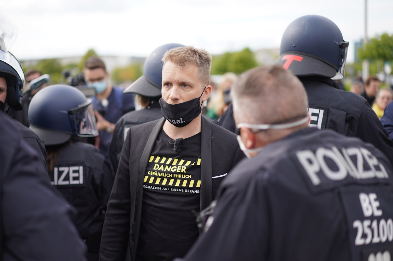 Heute.at - Polizei führt Oliver Pocher von Corona-Demo