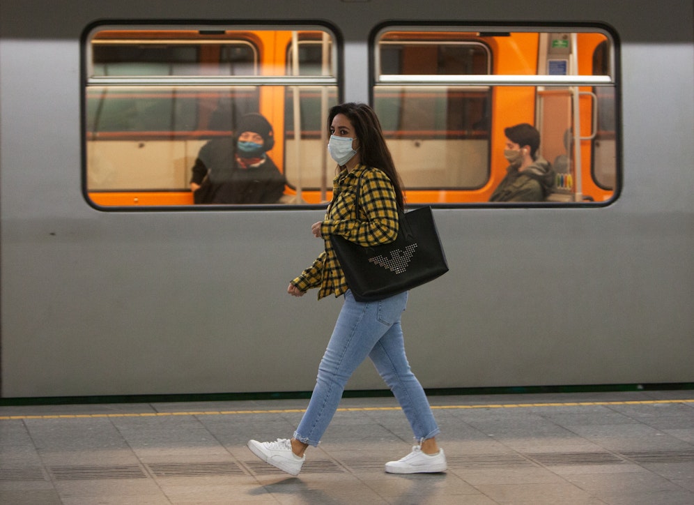 Fahrgäste der Wiener Linien mit Schutzmasken: Wien verzeichnet derzeit die meisten Neuinfektionen.