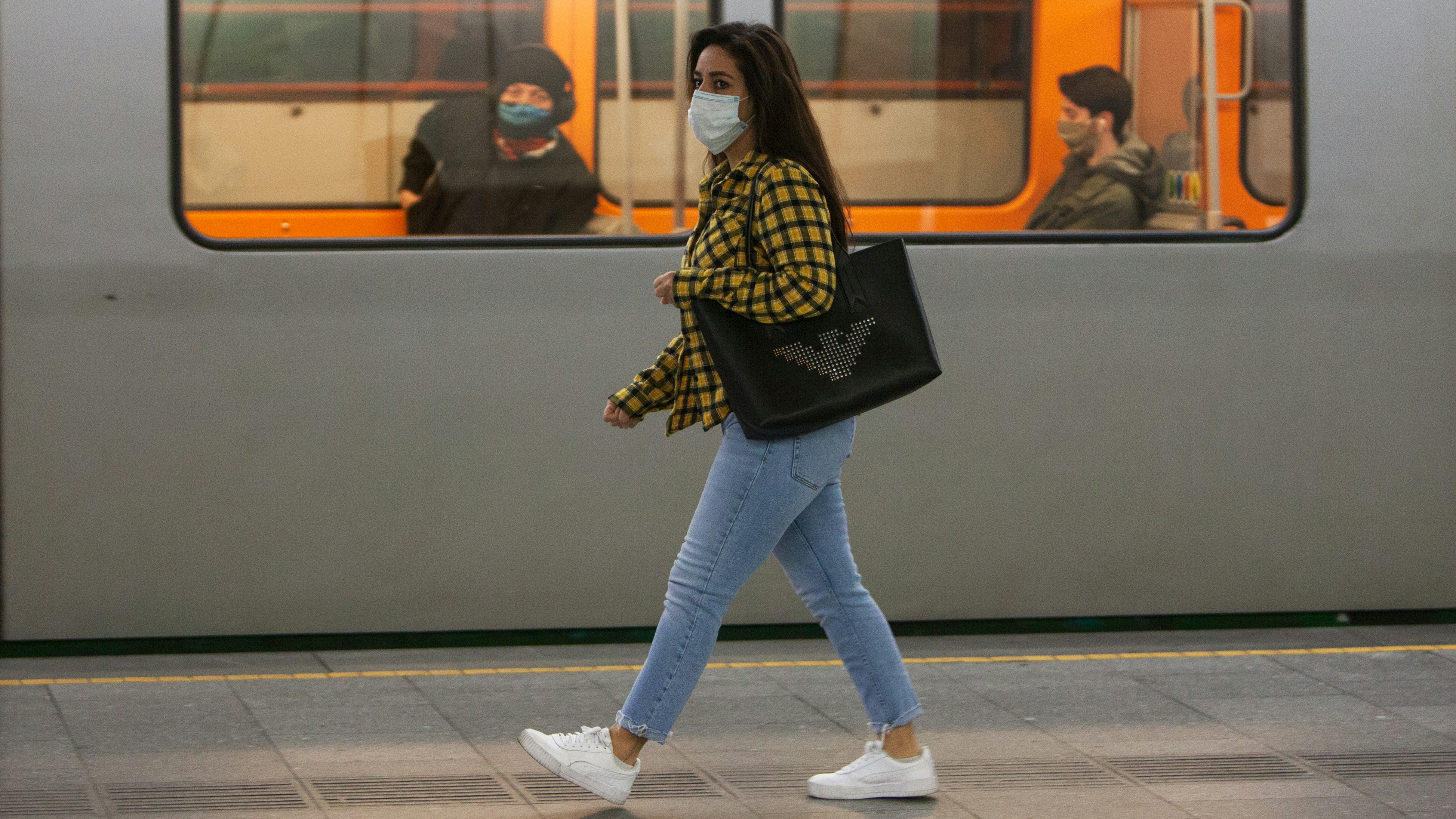 Fahrgäste der Wiener Linien mit Schutzmasken