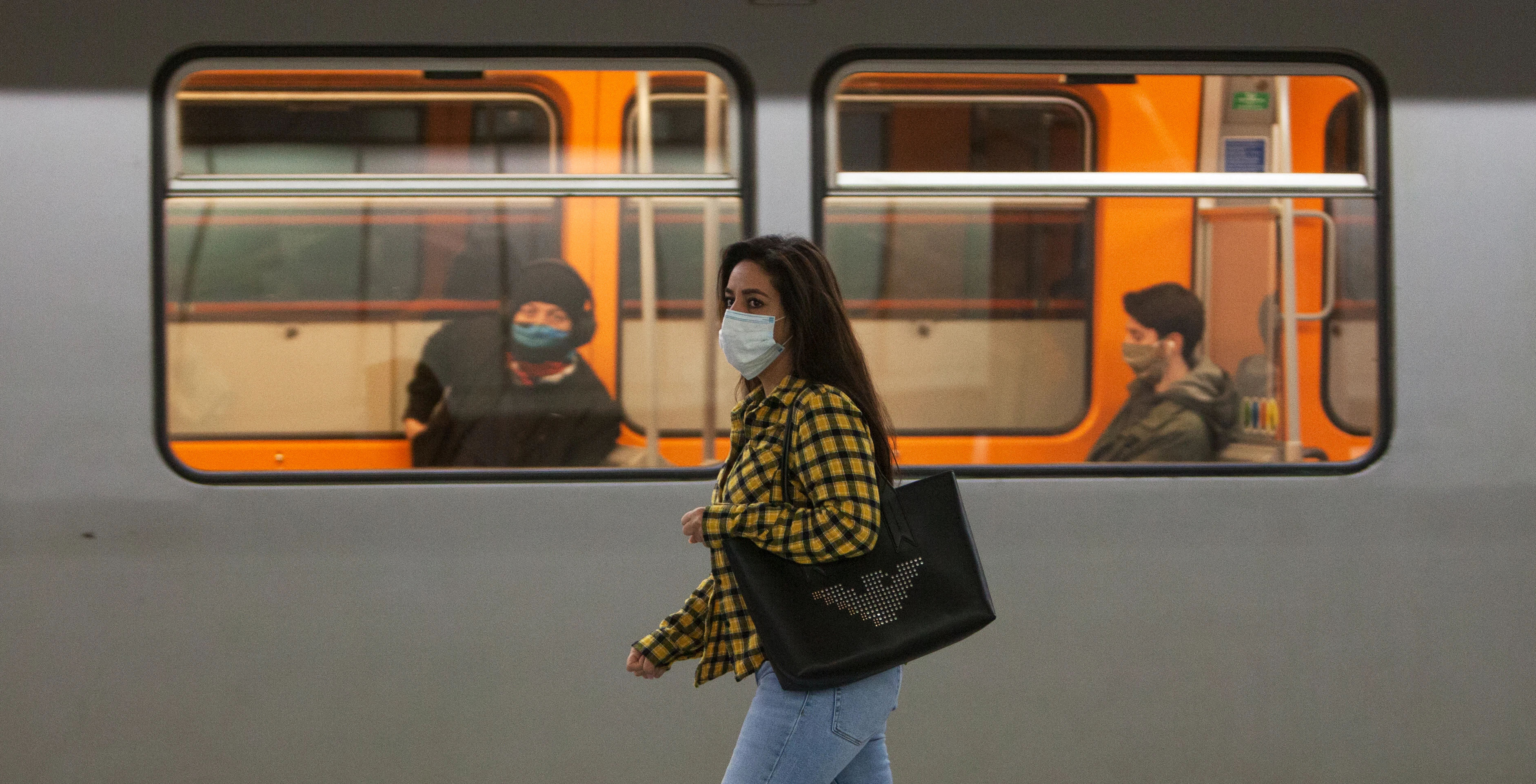 Fahrgäste der Wiener Linien mit Schutzmasken