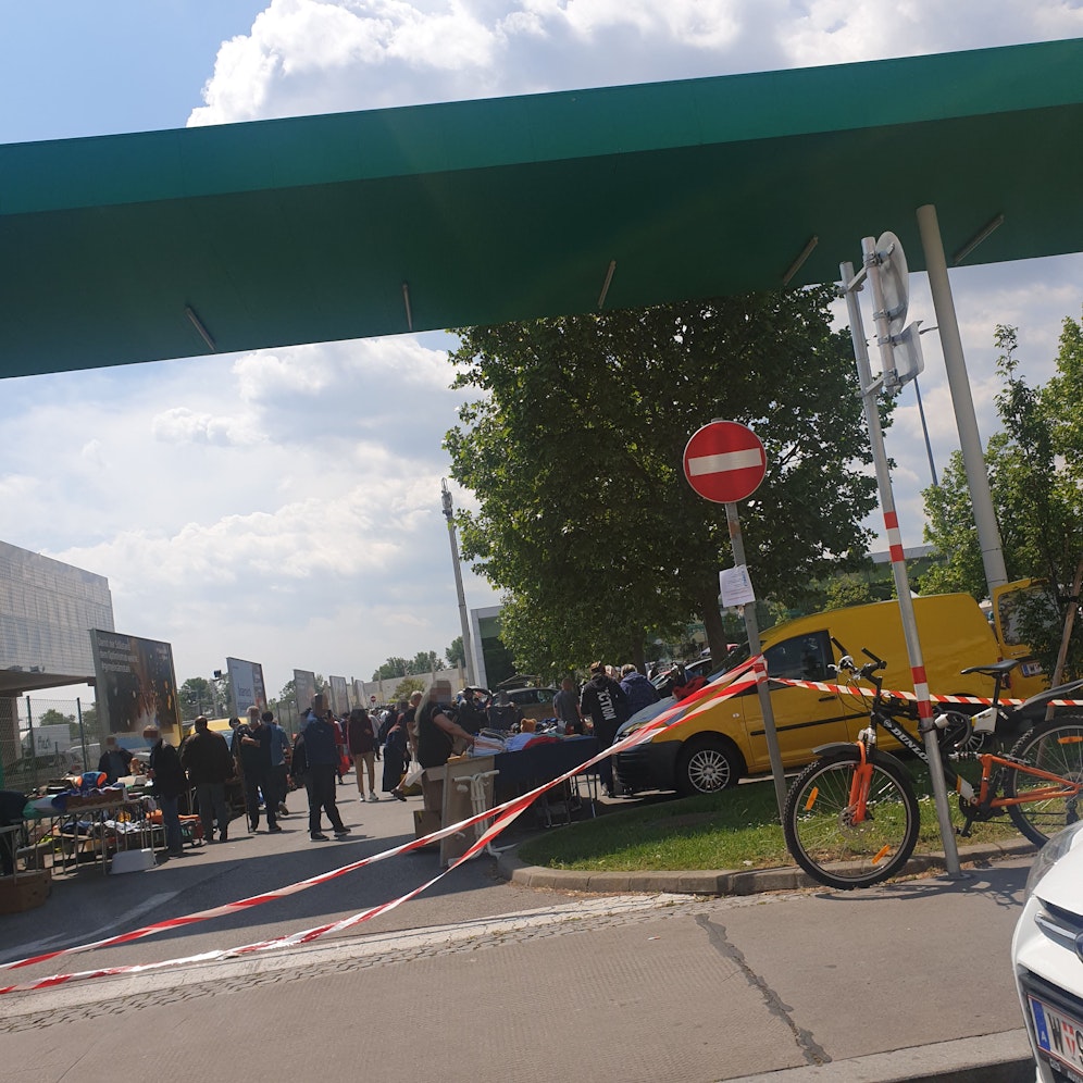 Immer mehr Menschen halten sich an der frischen Luft auf.