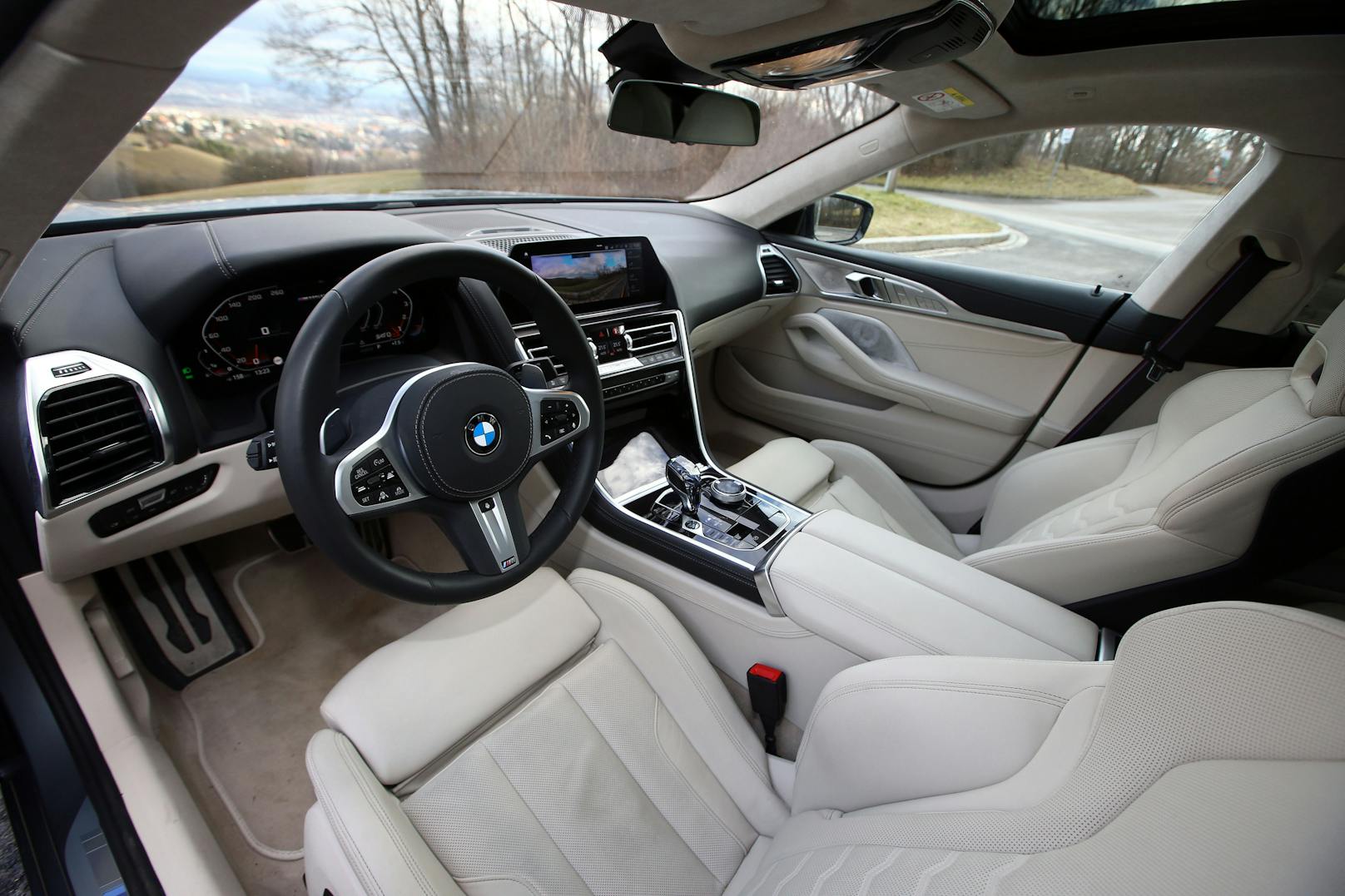 Auch im Innenraum bleibt BMW seinem aktuellen Design treu.