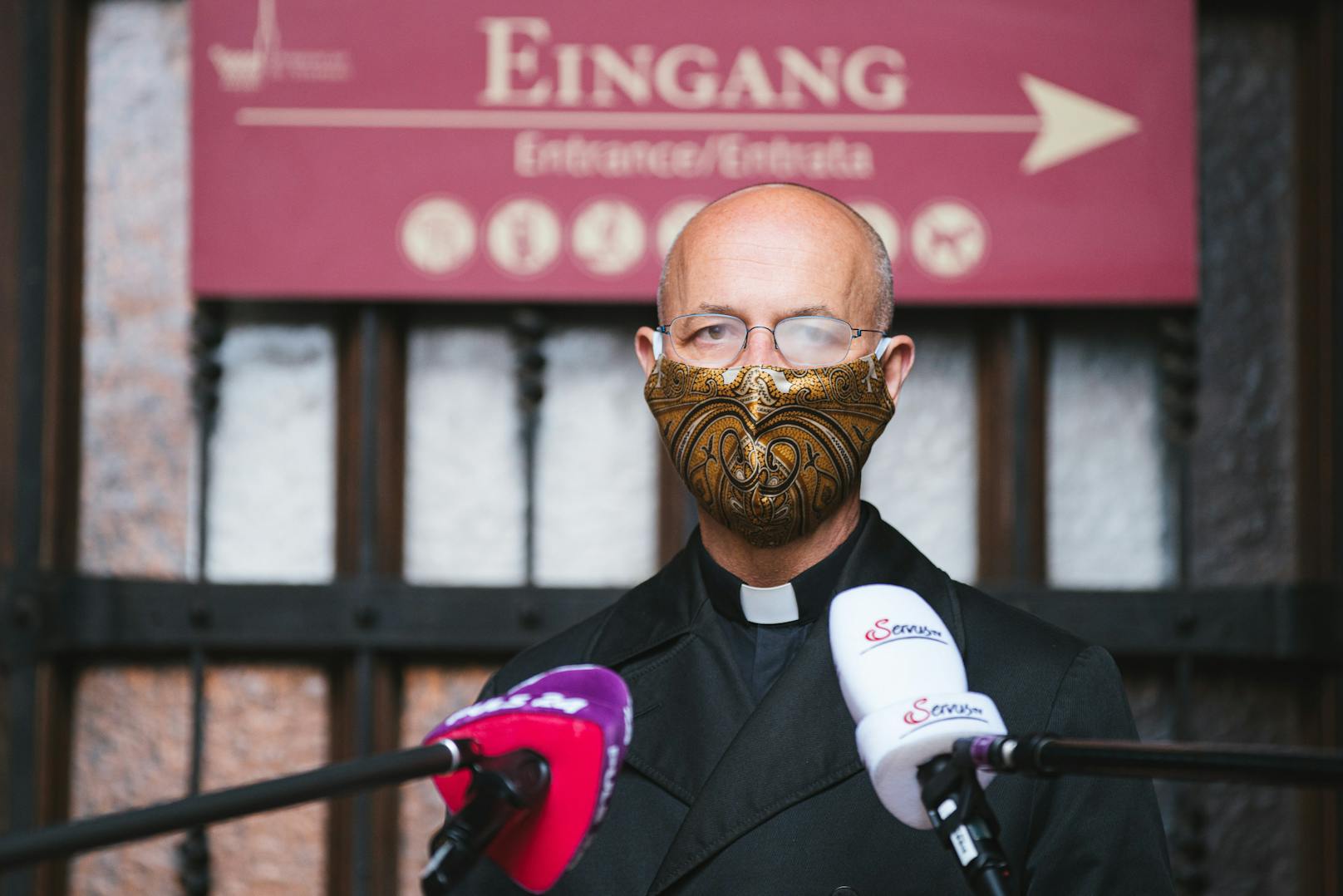 Dompfarrer Toni Faber mit Mund-Nasen-Schutz bei einem Presseinterview