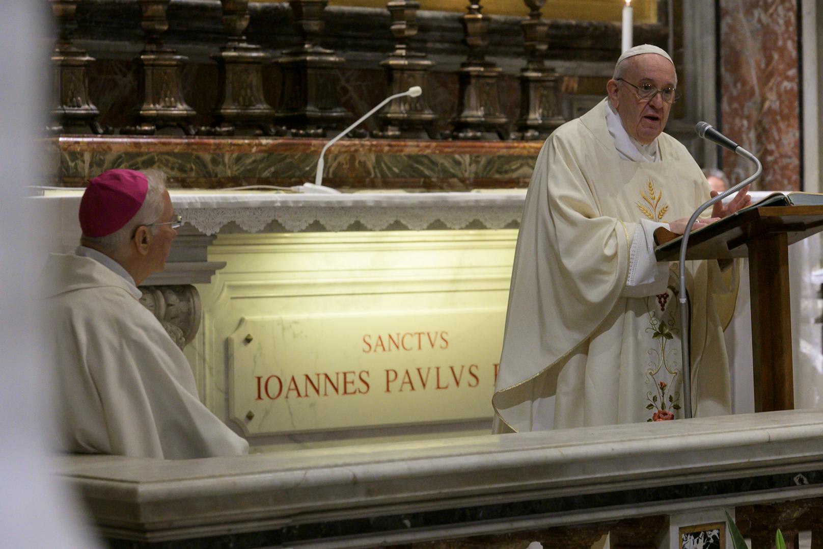 Am 100. Jahrestag der Geburt Johannes Pauls II. hat Papst Franziskus am Grabmal seines Vorvorgängers im Petersdom die Messe gefeiert.