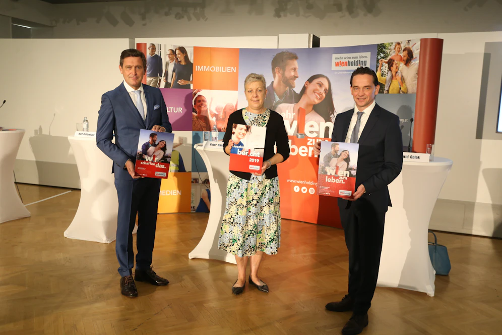 Wirtschaftsstadtrat Peter Hanke und die Wien Holding-Geschäftsführer Sigirid Oblak und Kurt Gollowitzer (v.l.n.r.) präsentierten die Geschäftsbilanz 2019.
