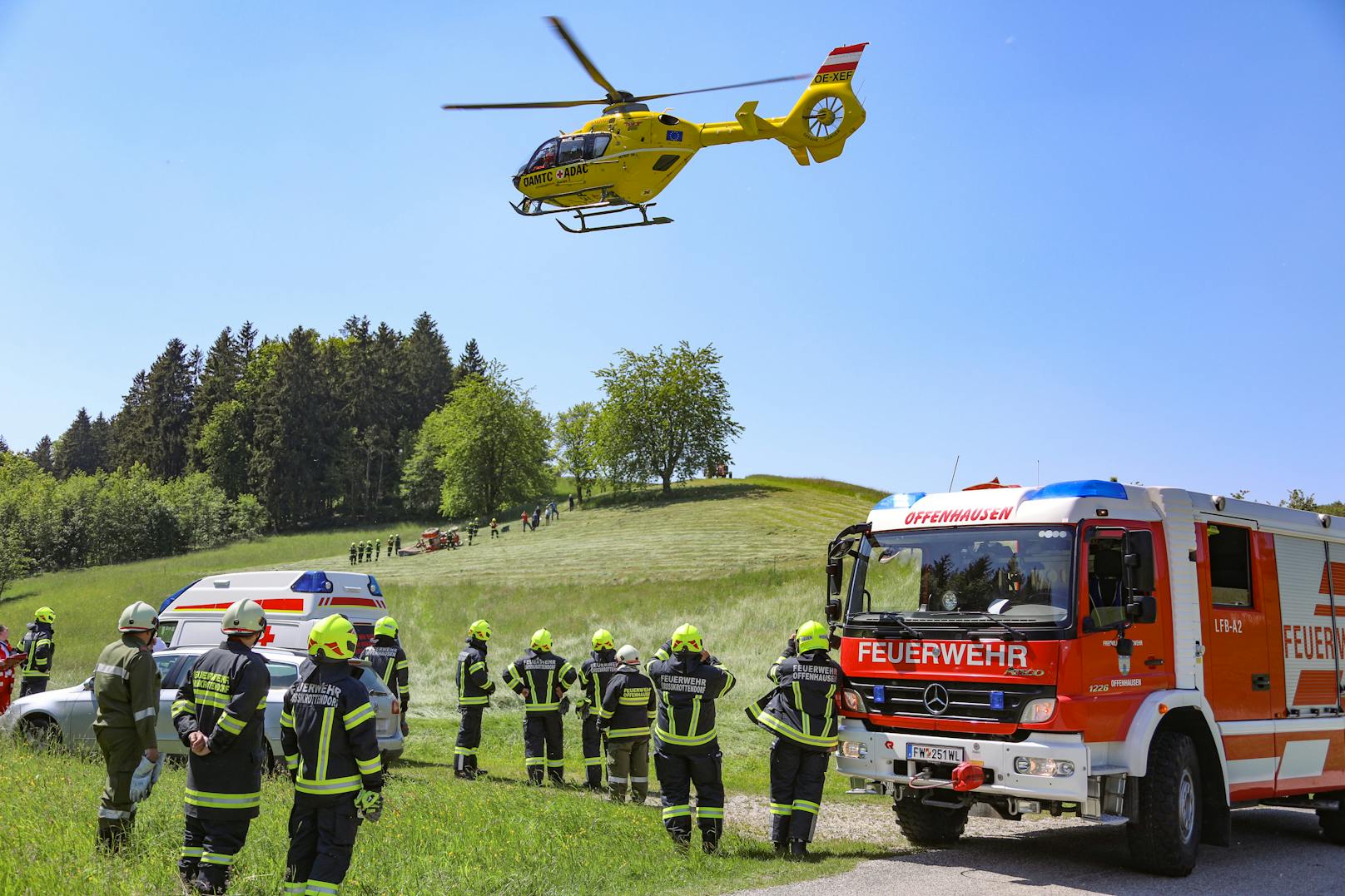 Feuerwehr und Rettungshubschrauber bei einem anderen Traktor-Unfall in Oberösterreich.