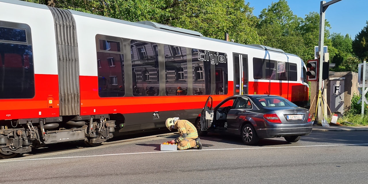 Zug-Crash im Frühverkehr sorgte für Mega-Stau ...