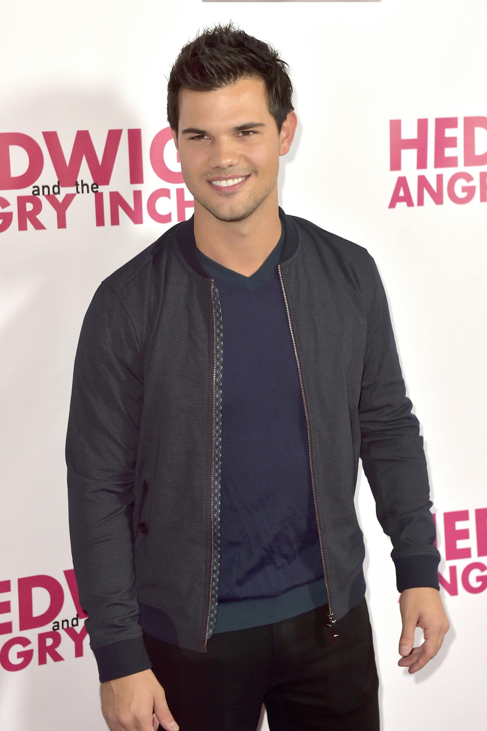 Schauspielstar <strong>Taylor Lautner</strong> hat im eigenen Kleiderschrank gestöbert und möchte Teile seiner Garderobe für den guten Zweck verkaufen.