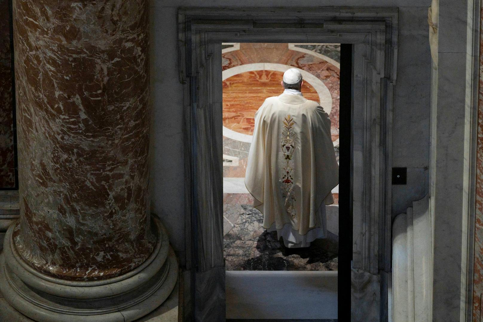 Papst Franziskus im Petersdom: Nach 68 Tagen durften Gläubige erstmals wieder in den Petersdom.