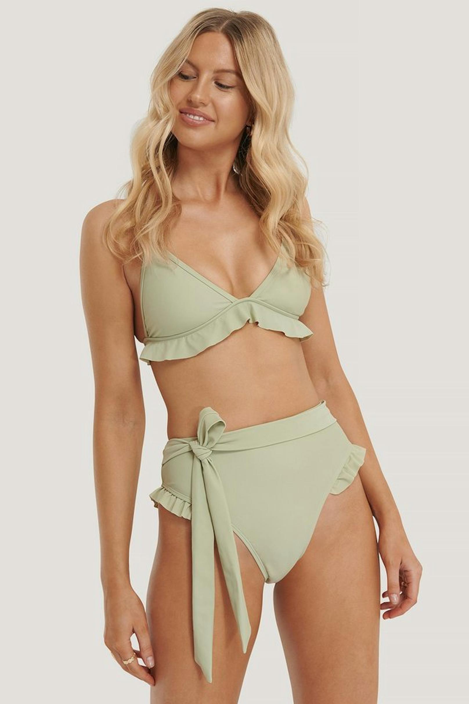 Pistaziengrüner Bikini mit Volants von <a href="https://www.na-kd.com/de/bademode/bikinis/bikini-unterteile/bikiniunterteil-mit-hoher-taille/bikini-hoschen-mit-hoher-taille-grun">Na-kd</a>, um 34 Euro.