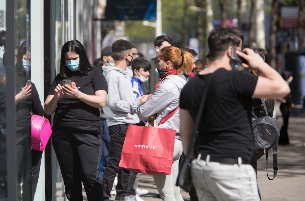 Die Maskenpflicht ist in vielen Teilen des öffentlichen Lebens gefallen – es wird dennoch empfohlen, eine Maske zu tragen, wenn der Mindestabstand nicht eingehalten werden kann.