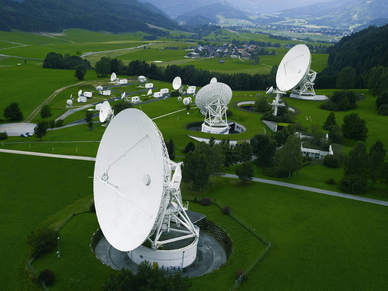 Der Kanal wird auf Eutelsat 9B auf 9° Ost - der führenden Satellitenposition für Mittel- und Westeuropa - ausgestrahlt. 