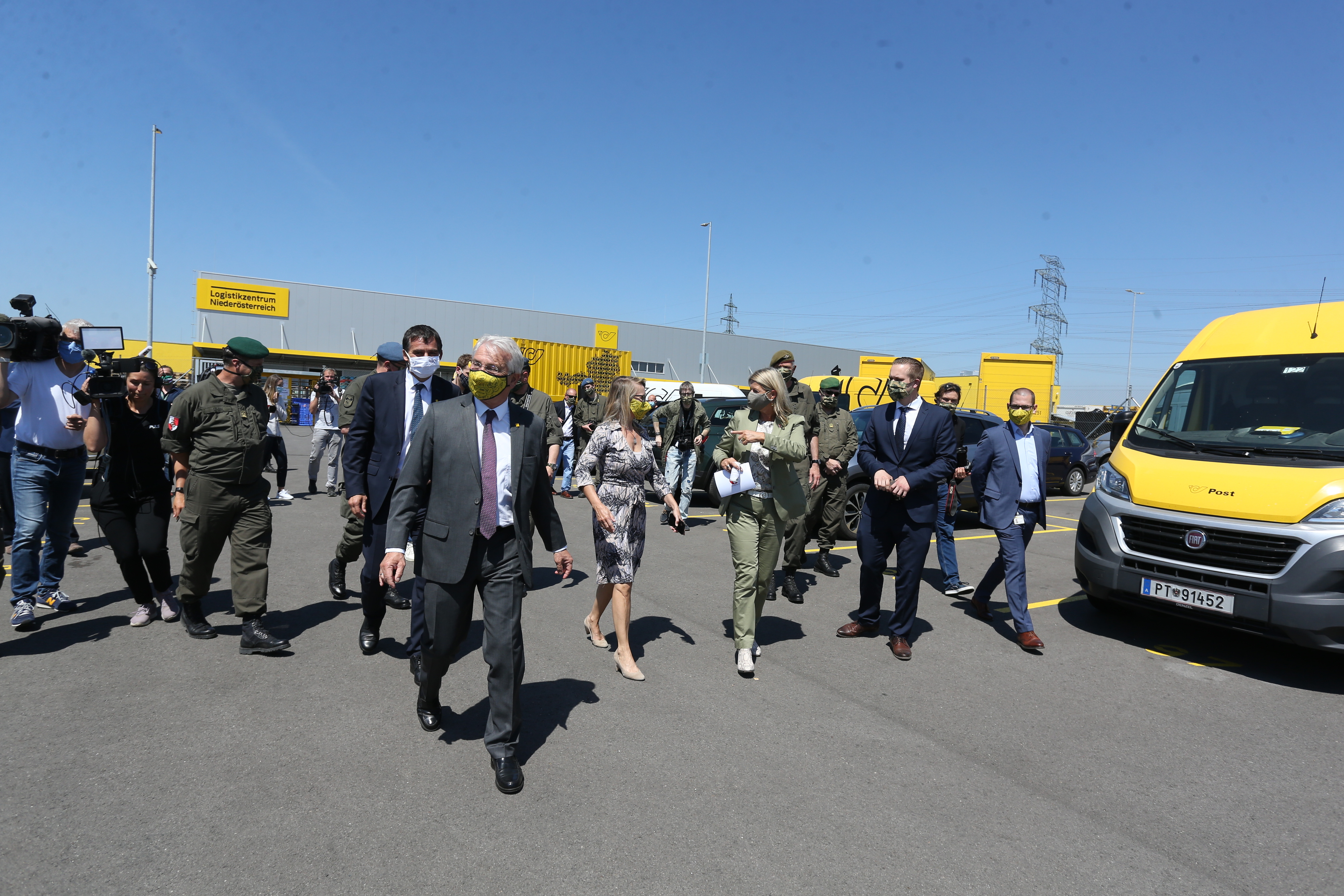 Lokalaugenschein von Post-Chef Georg Pöltzl und Verteidigungsministerin Klaudia Tanner in Hagenbrunn 