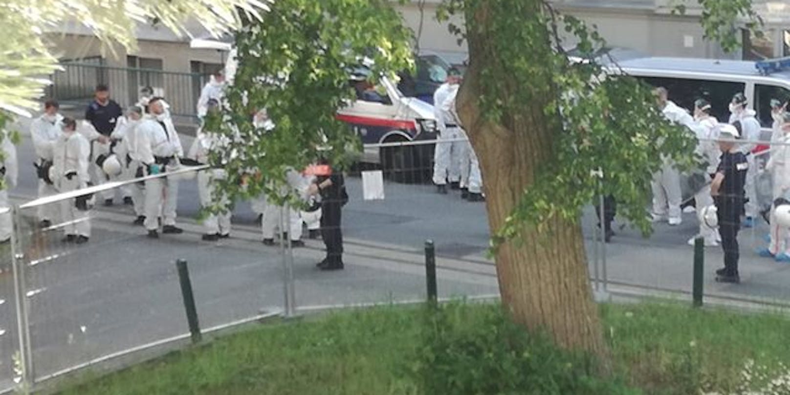 Die Wiener Polizei ist im Großeinsatz beim Krankenhaus Hietzing.