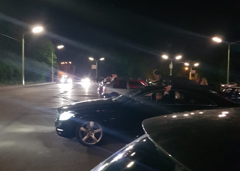 Ein Mann klammerte sich beim Tuning-Treffen am Kahlenberg auf das Dach eines Mercedes CLS. 