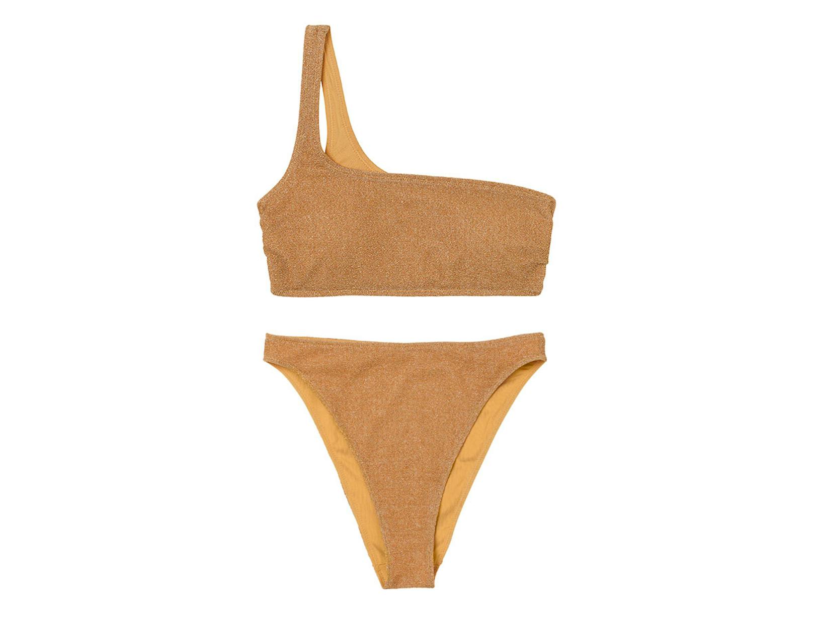One-Shoulder-Bikini in Gold von <a href="https://www2.hm.com/de_at/productpage.0864013001.html">H&amp;M</a>, 27,98 Euro.
