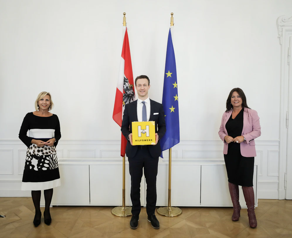 Finanzminister Blümel übergab die Spende symbolisch an Präsidentin Karin Praniess-Kastner, MSc. (links im Bild) und Finanzreferentin Mag. Andrea Maller-Weiß (rechts im Bild) 