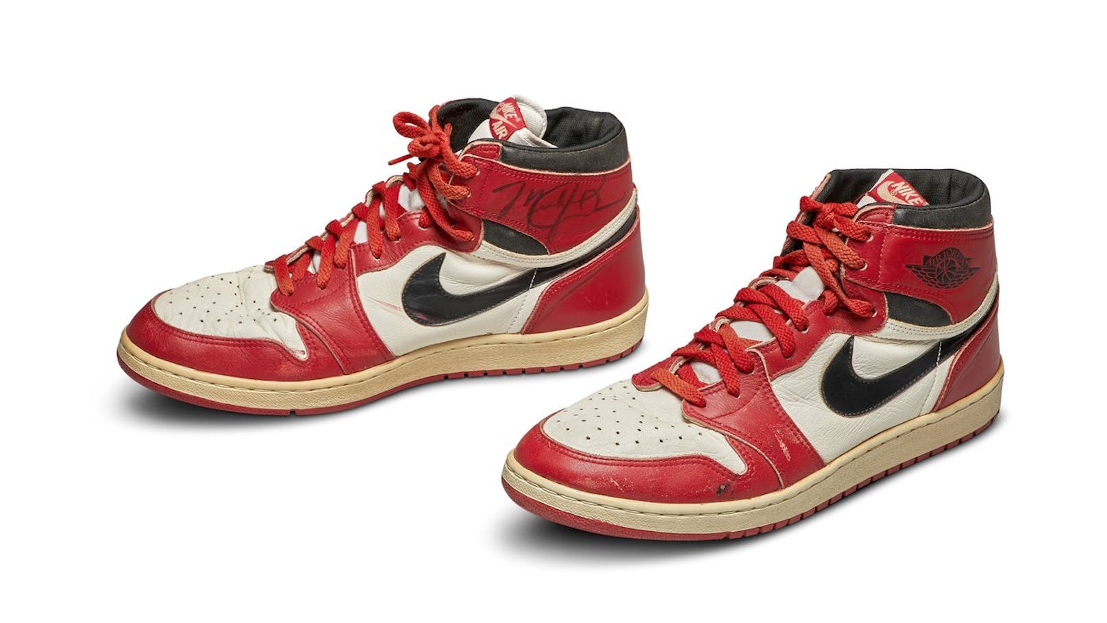 Michael Jordans "Nike Air Jordans" wurden um eine halbe Million Euro versteigert.