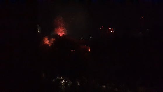 Unbekannte sollen Feuerwerksraketen gezündelt haben.