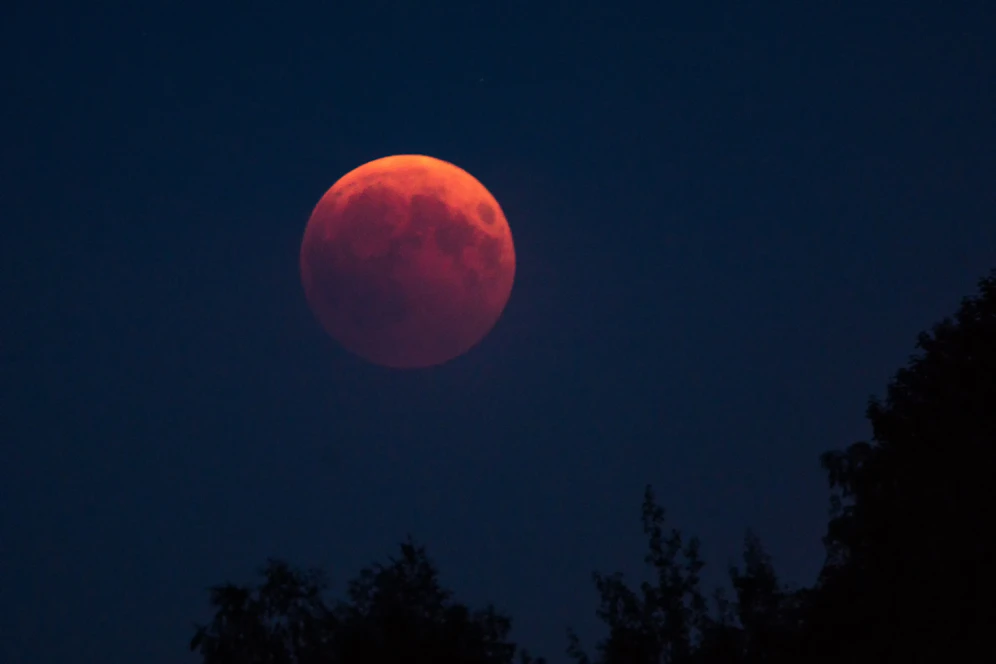 Bei dem Phänomen des Blutmondes ist das Licht des Mondes so stark abgeschwächt, dass er fast nicht mehr zu erkennen ist.