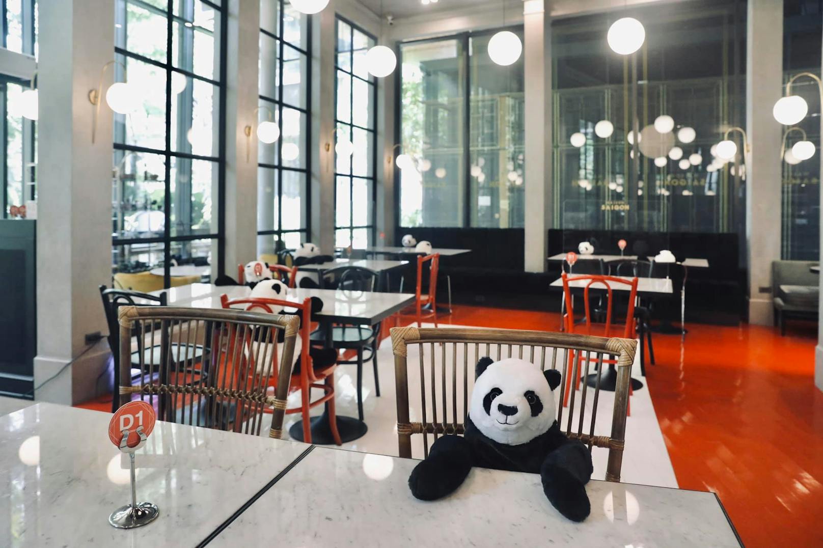 Im thailändischen "Maison Saigon" haben Pandabären Platz genommen.
