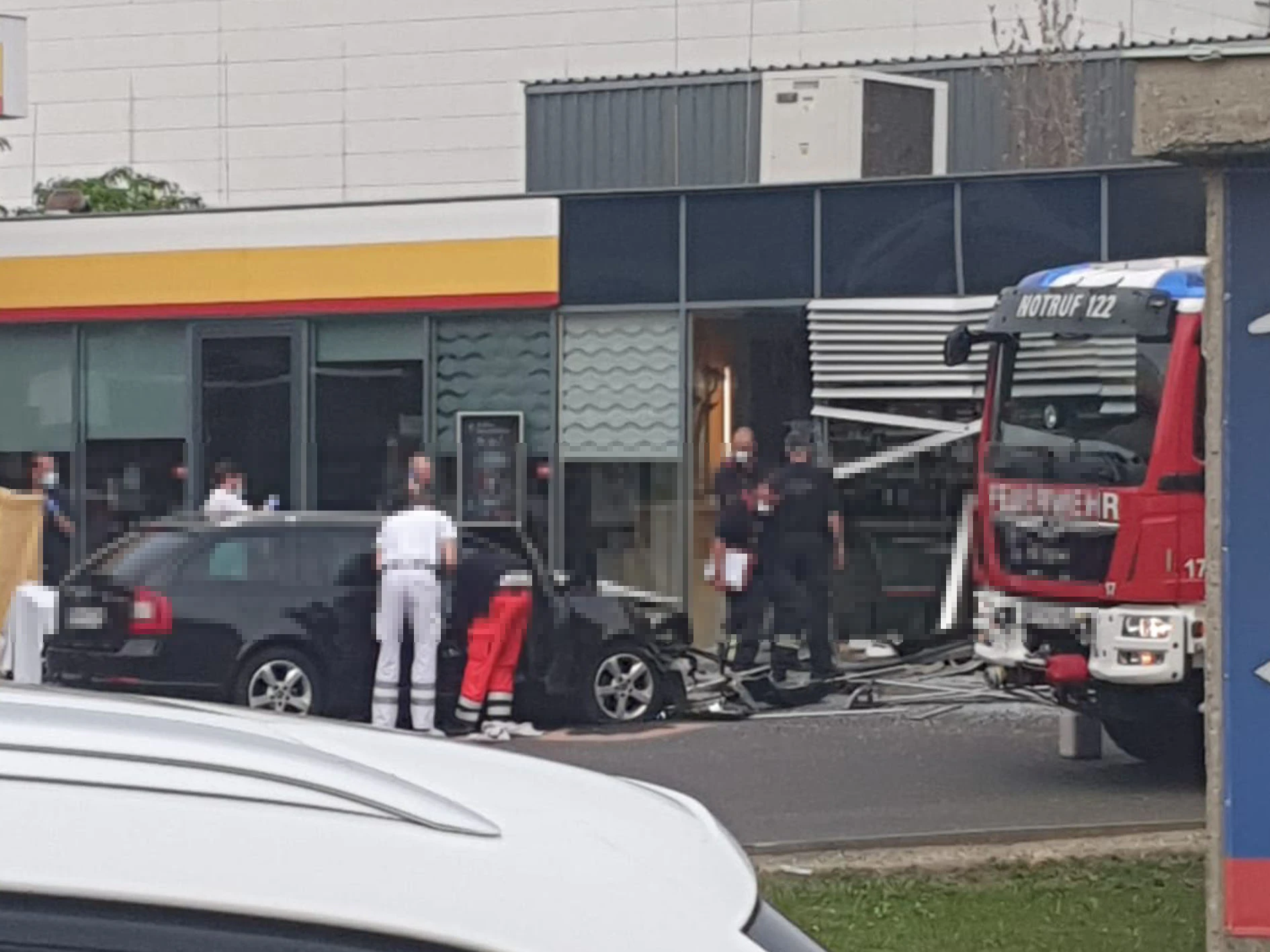 Ein 62-jähriger Mann fuhr nach einem Blackout in eine Tankstelle.