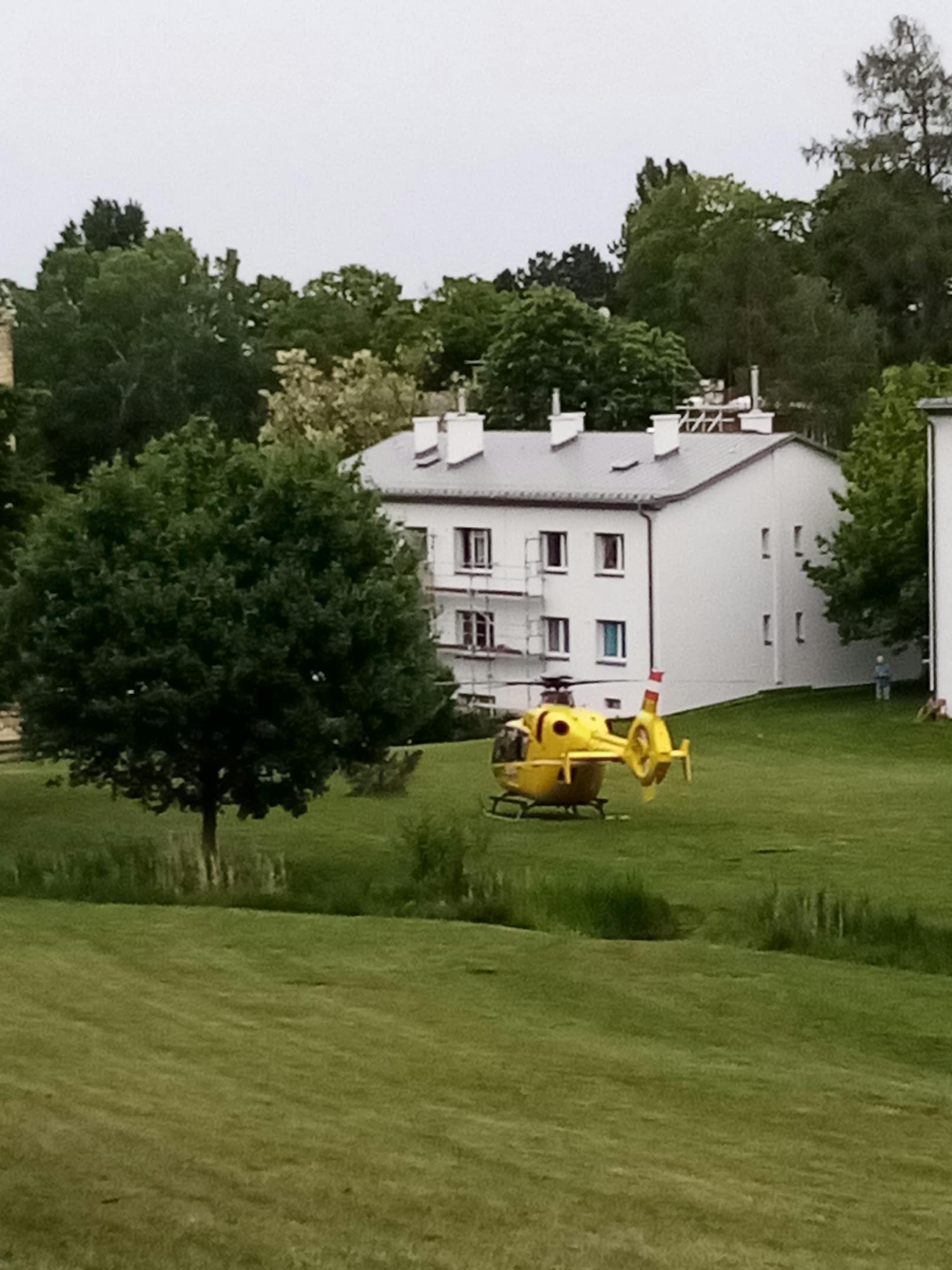 ÖAMTC-Hubschrauber landete in einem privaten Garten in Liesing