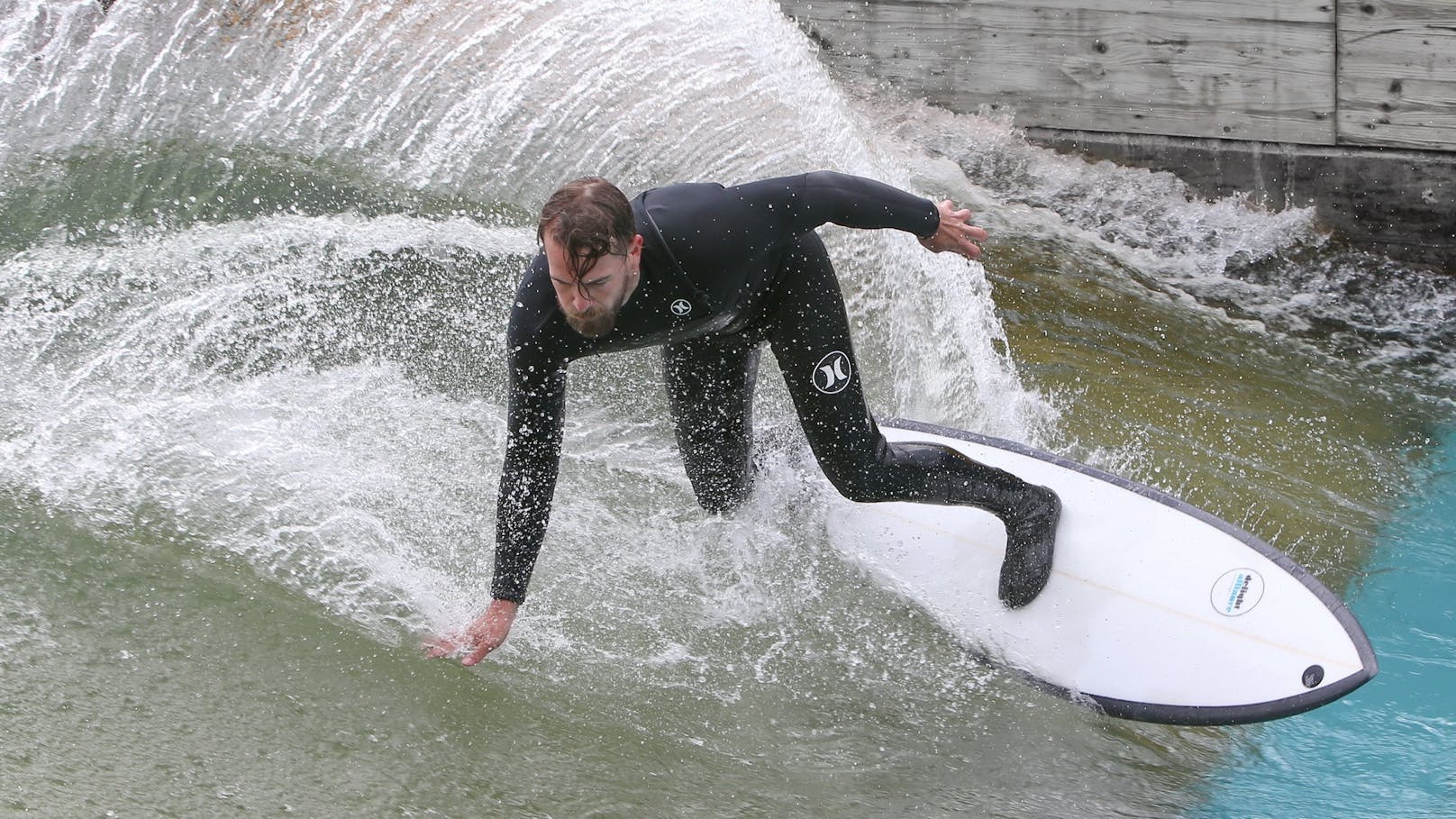 Dieser Surfer genießt die perfekte Welle.