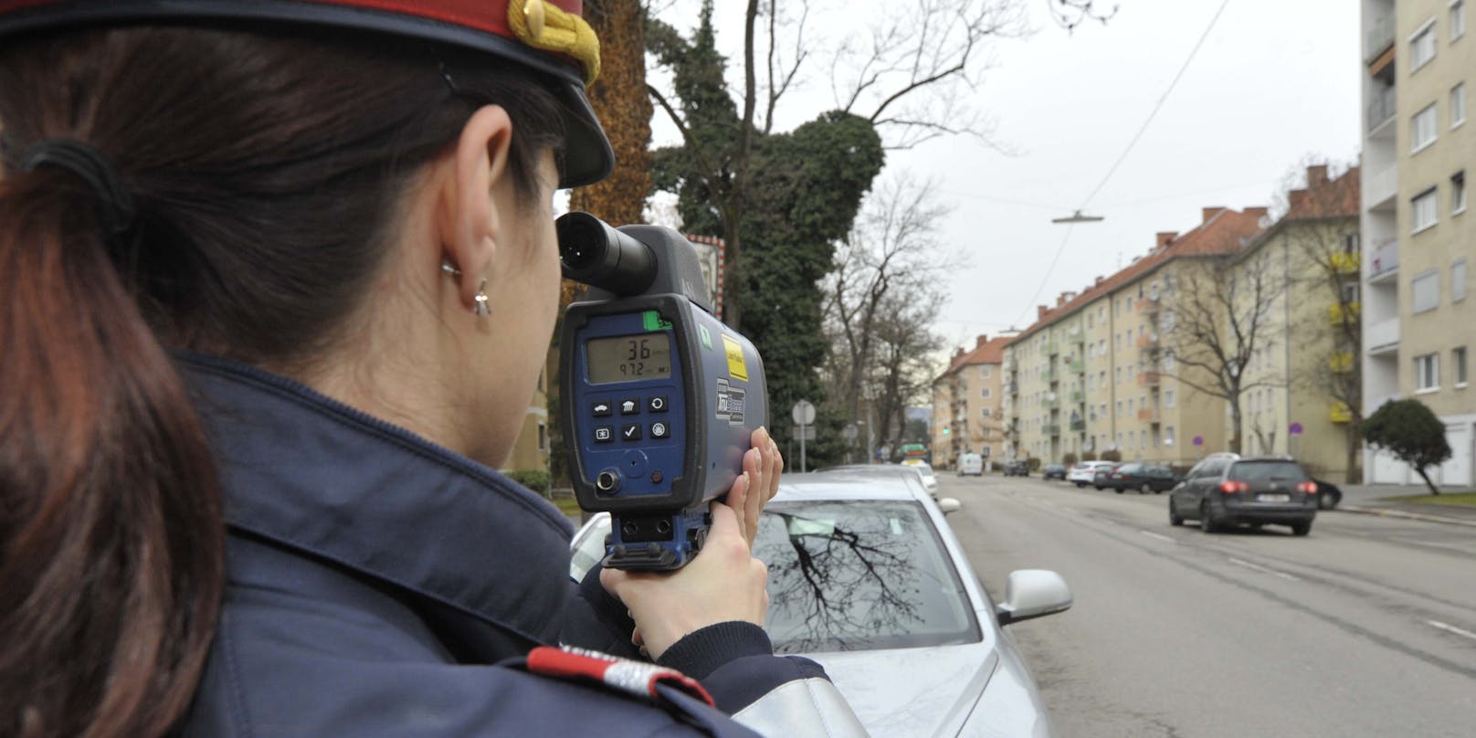 Die Polizei kontrolliert die Verkehrsteilnehmer.