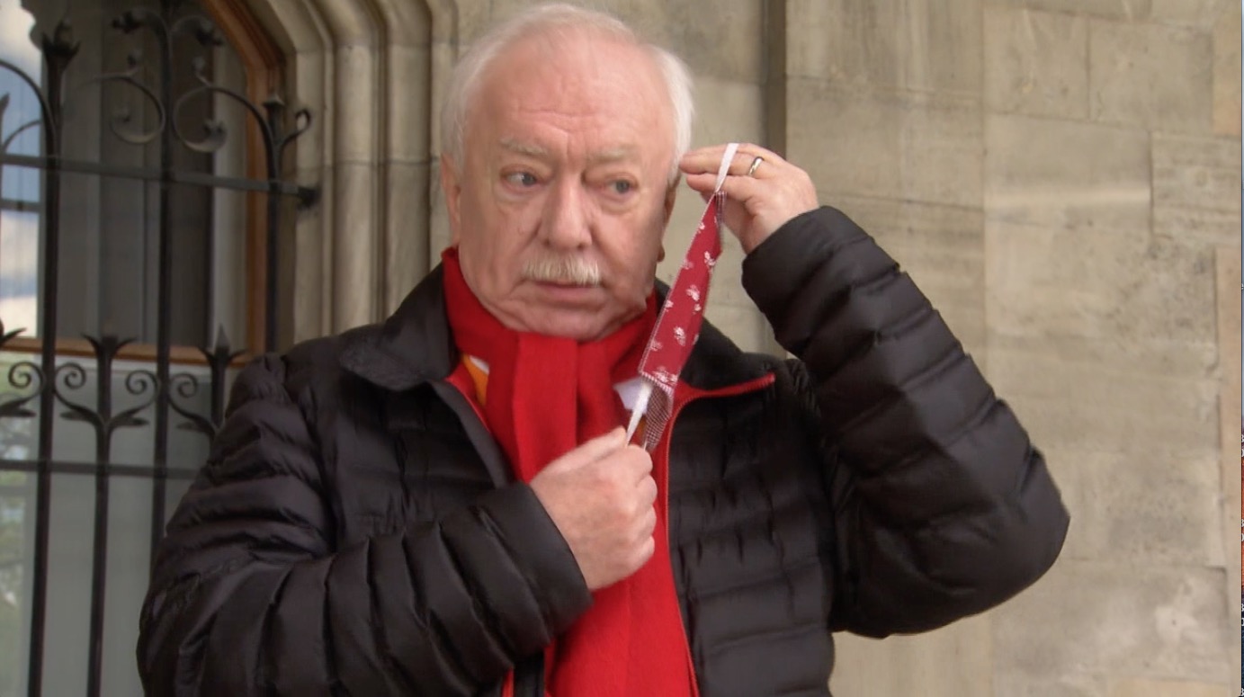 Wiens Ex-Bürgermeister Michael Häupl mit SPÖ-roter Schutzmaske.