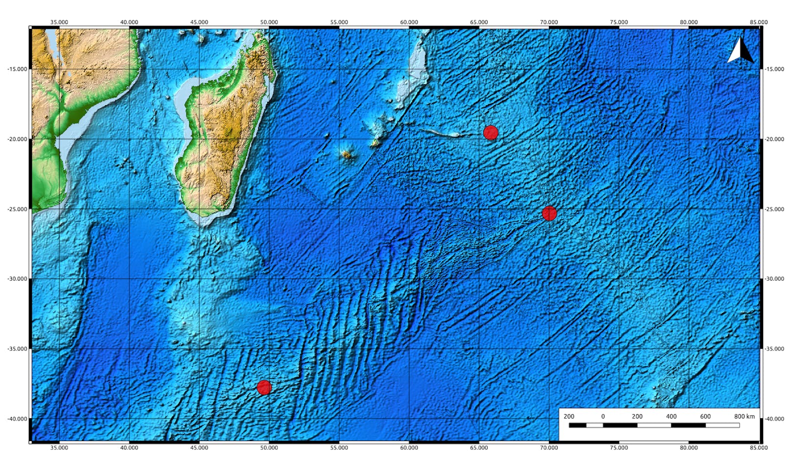 Schuppenfußschnecken (Chrysomallon squamiferum) leben zwischen 2.400 und 2.900 Meter unter der Meeresoberfläche in der Nähe von "Raucher" genannten hydrothermalen Quellen.