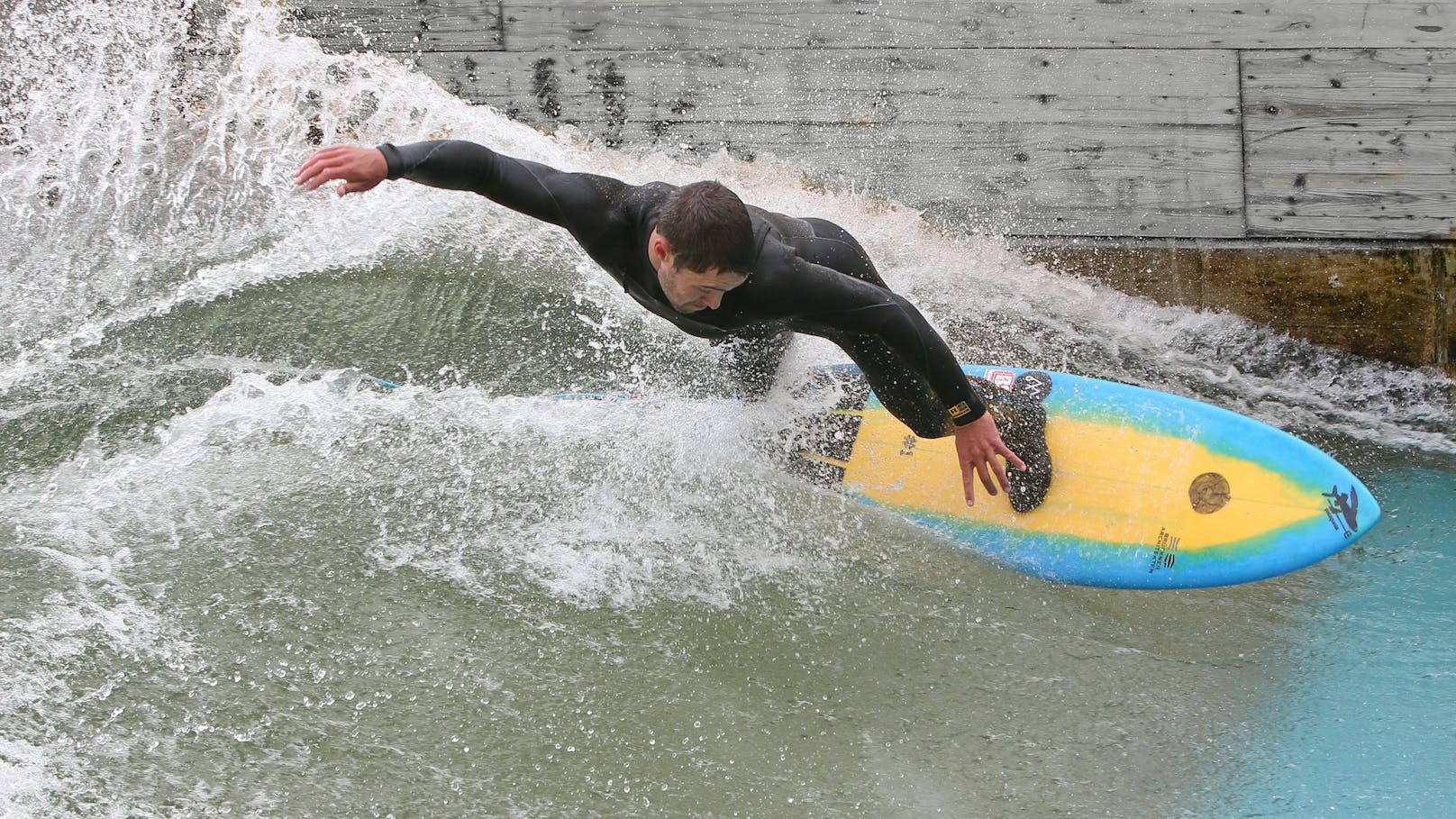 Die Surfer "reiten" auf der perfekten Welle.