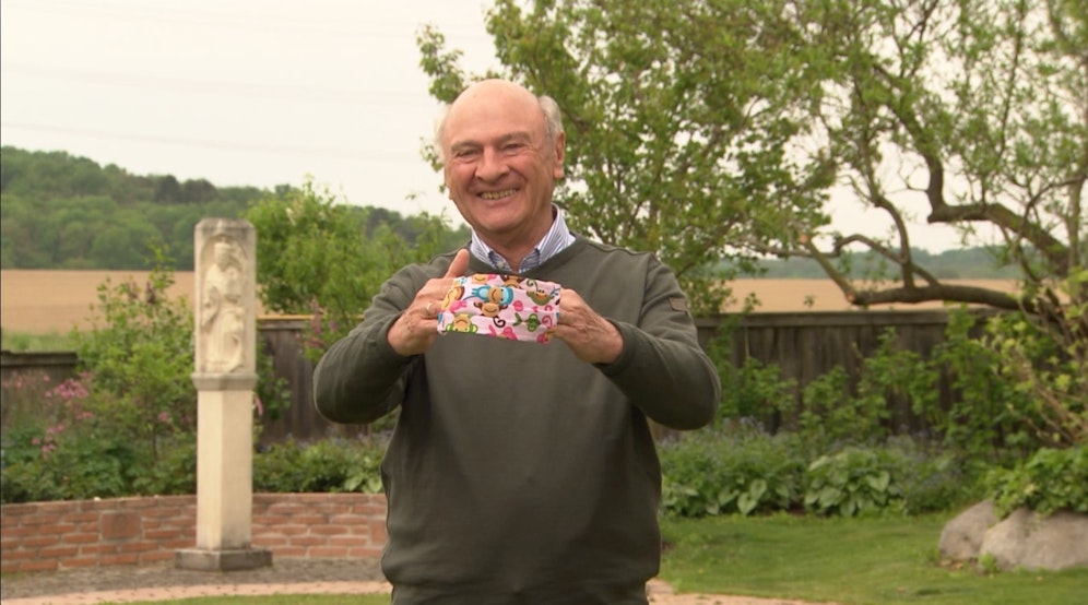 Der ehemalige nö. Landeshauptmann Erwin Pröll mit Schutzmaske, geschneidert von seiner Enkelin.