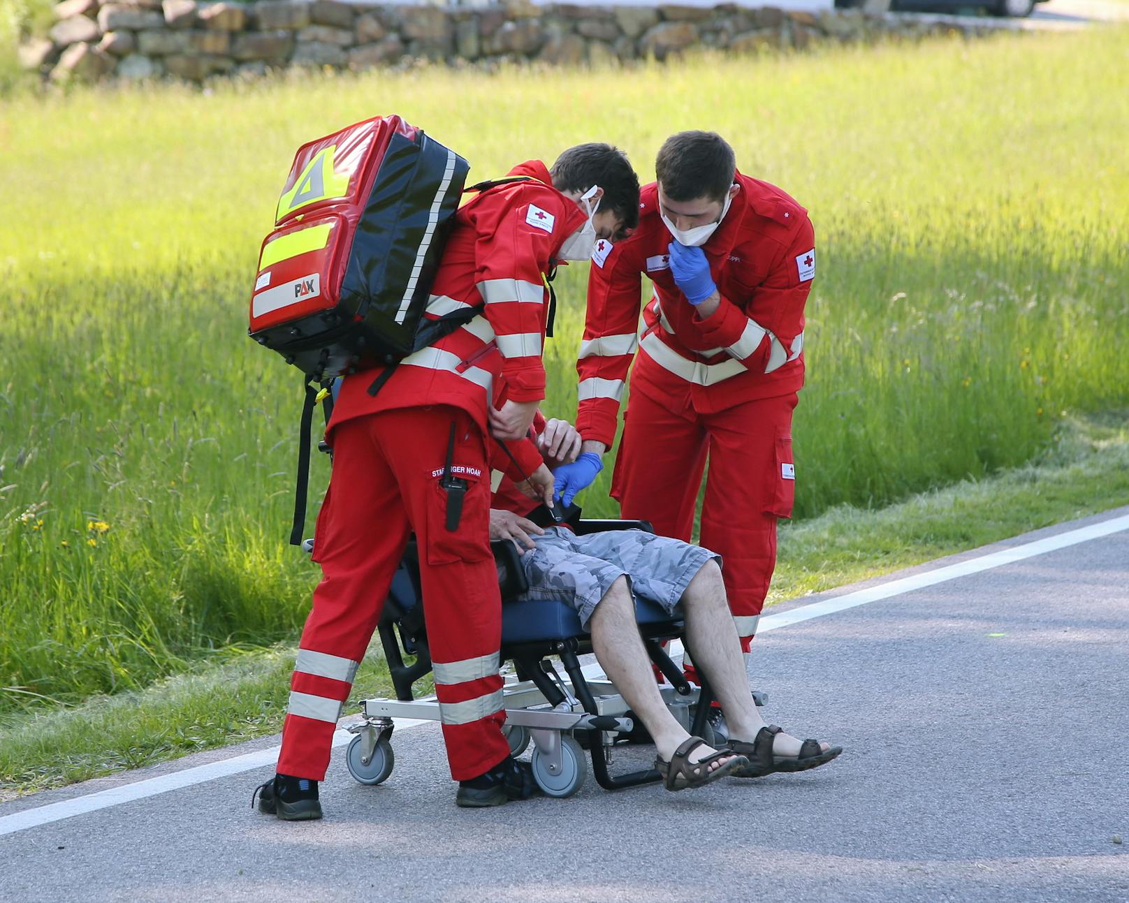 Sanitäter versorgen den verletzten Pkw-Fahrer.
