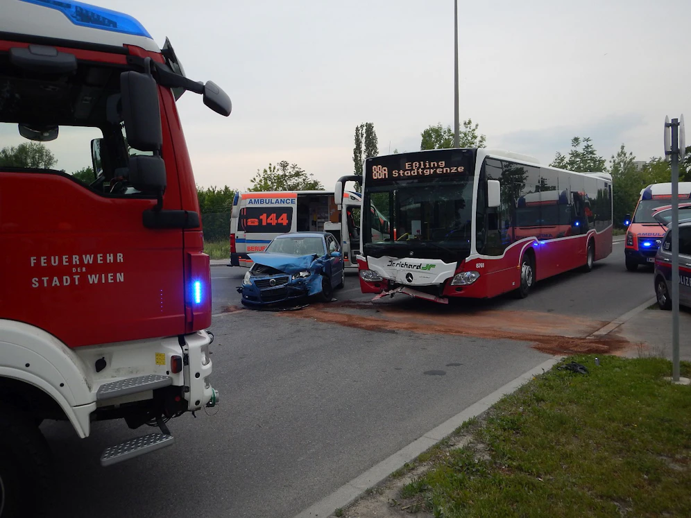 Der Bus krachte in ein Auto