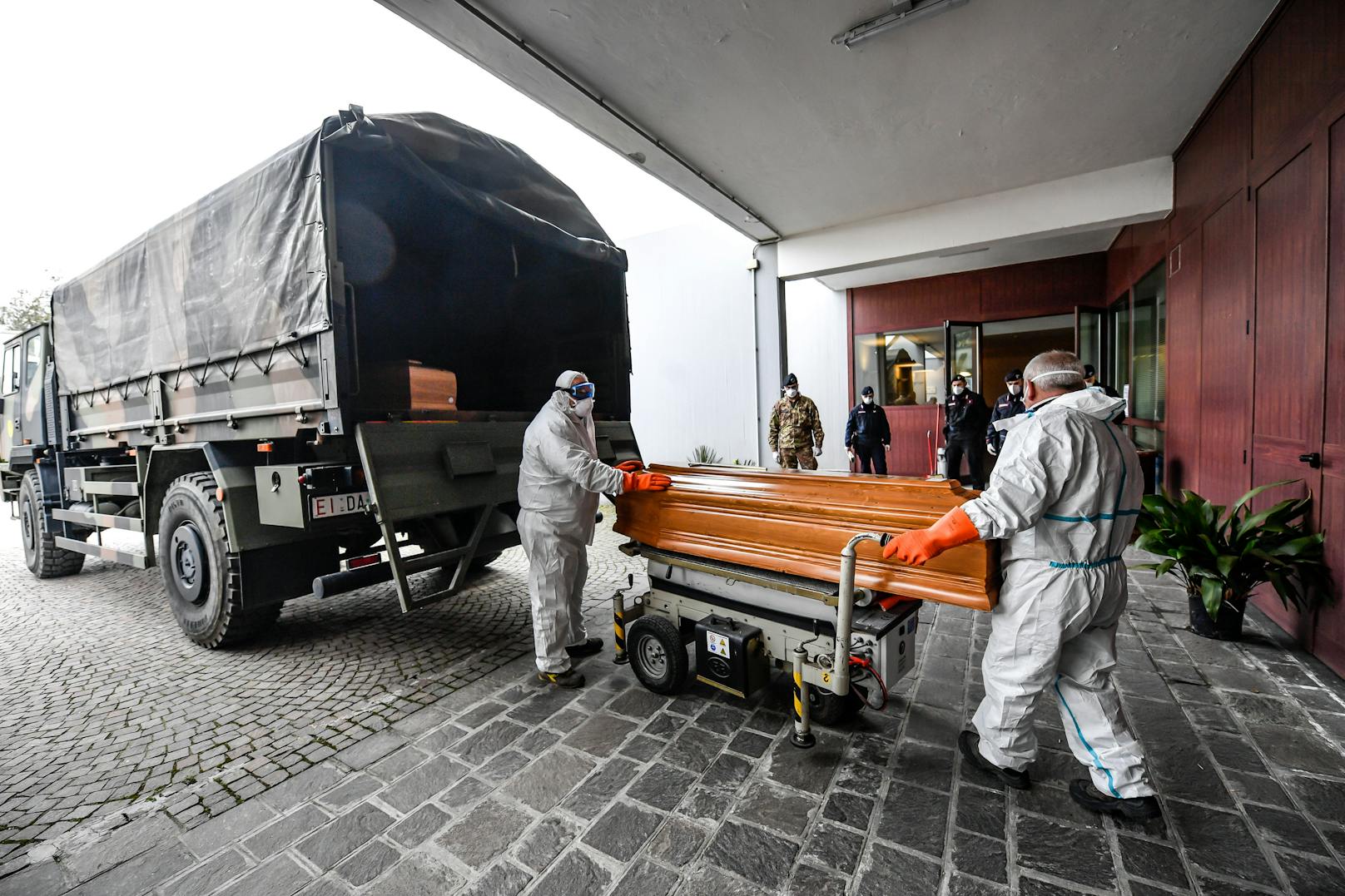 Diese Bilder schockten die ganze Welt: In einem Militärkonvoi wurden  Ende März die Leichen von Corona-Toten vom Friedhof in Bergamo abtransportiert, weil diese dort wegen Überlastung nicht mehr eingeäschert werden konnten. 