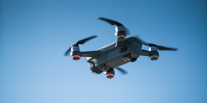 Eine Mini-Drohne brachte eine Radfahrerin zu Sturz.