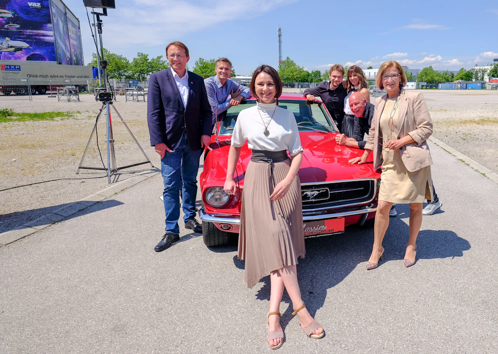 Freuen sich auf den Start des „Auto Kunst Kino“ am Freigelände des VAZ St. Pölten: Bürgermeister Matthias Stadler, NXP-Geschäftsführer und VAZ-Betreiber René Voak, Irina Titova, the Queen of Sand, die Zauberkünstler Thommy Ten und Amélie van Tass, Schauspieler Alexander Goebel und Landeshauptfrau Johanna Mikl-Leitner (v.l.n.r.)